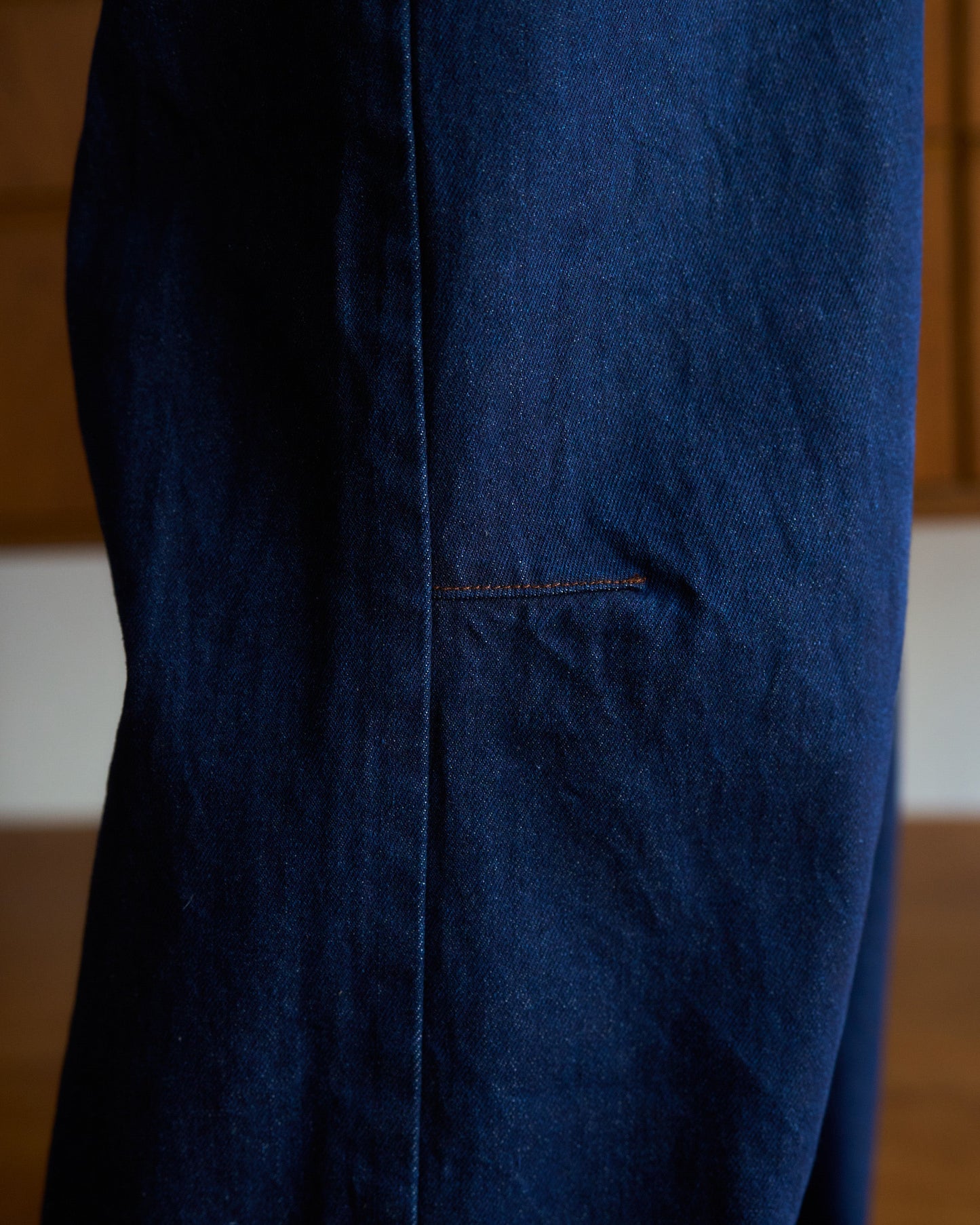 knee tuck wide baggy denim pants