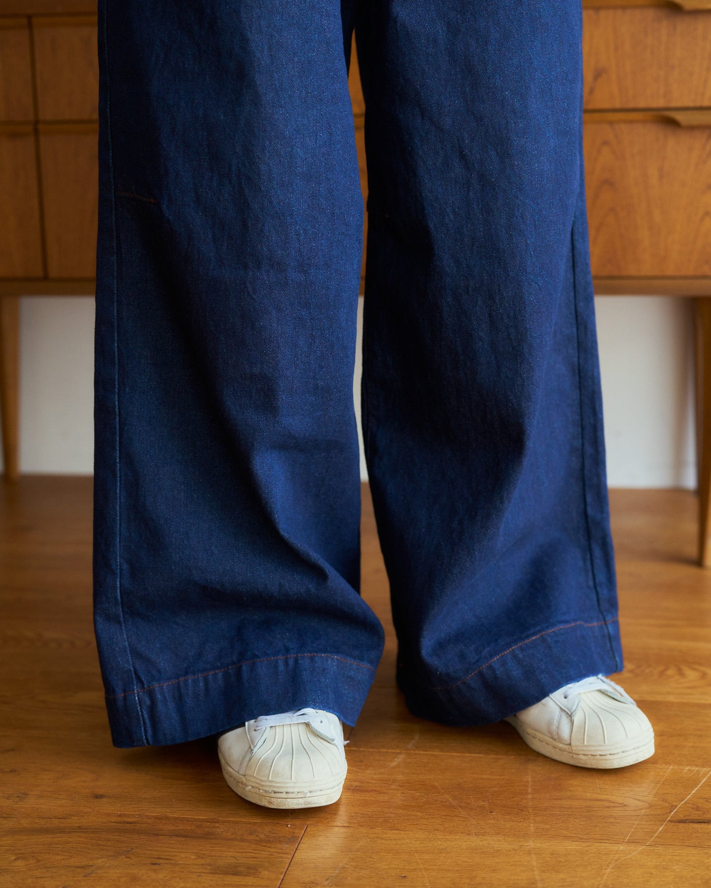 knee tuck wide baggy denim pants