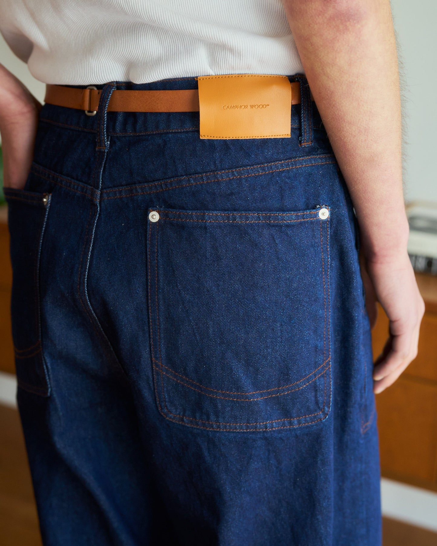 knee tuck wide baggy denim pants