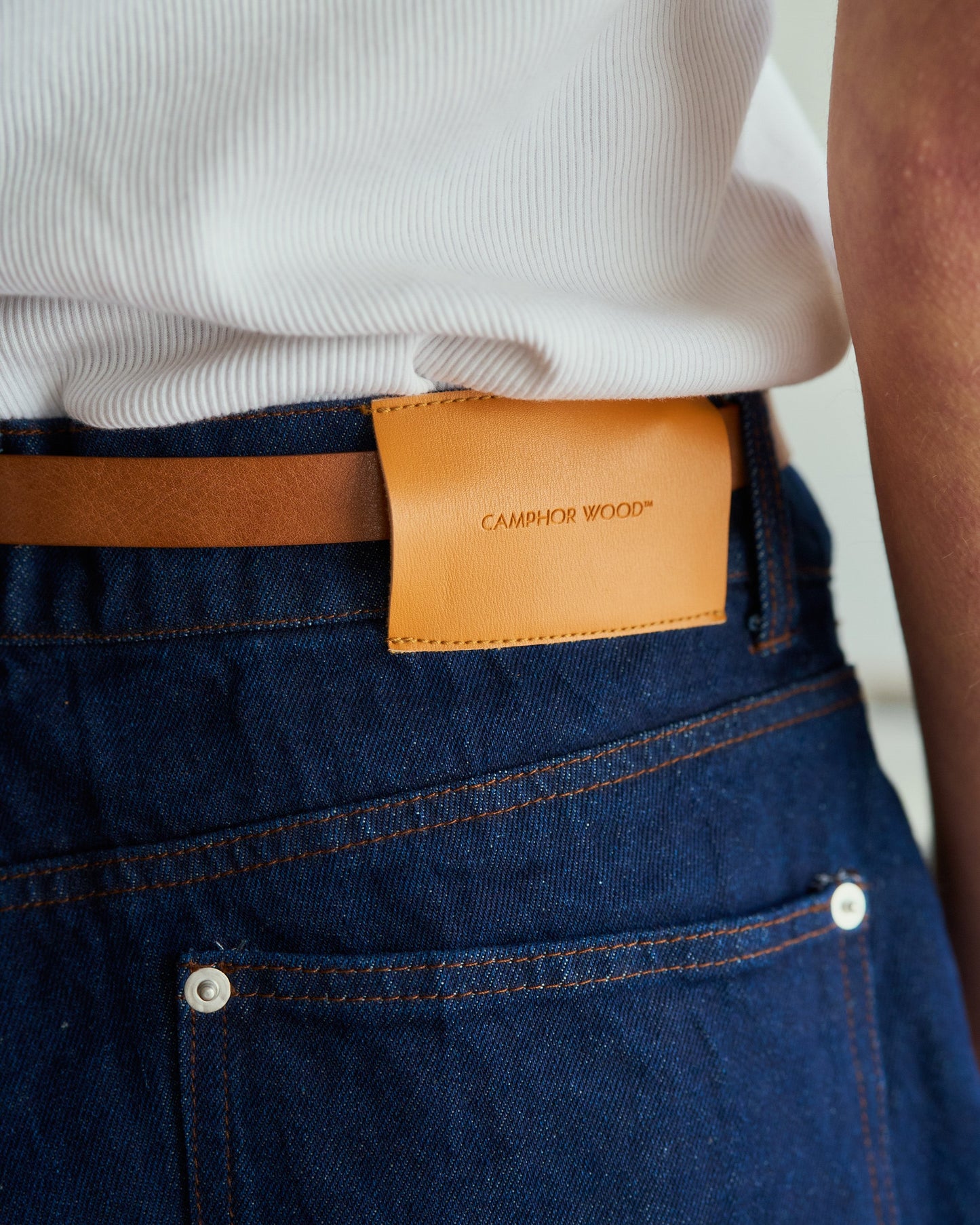 knee tuck wide baggy denim pants