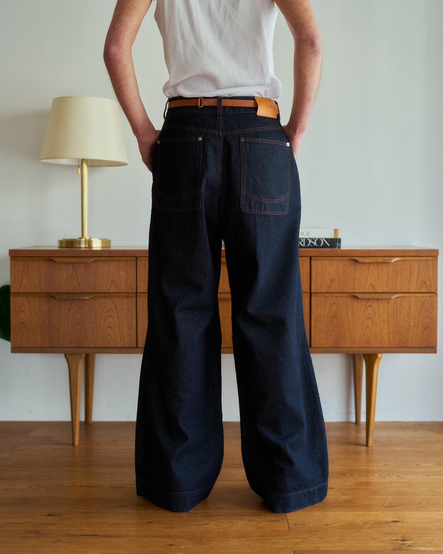 knee tuck wide baggy denim pants