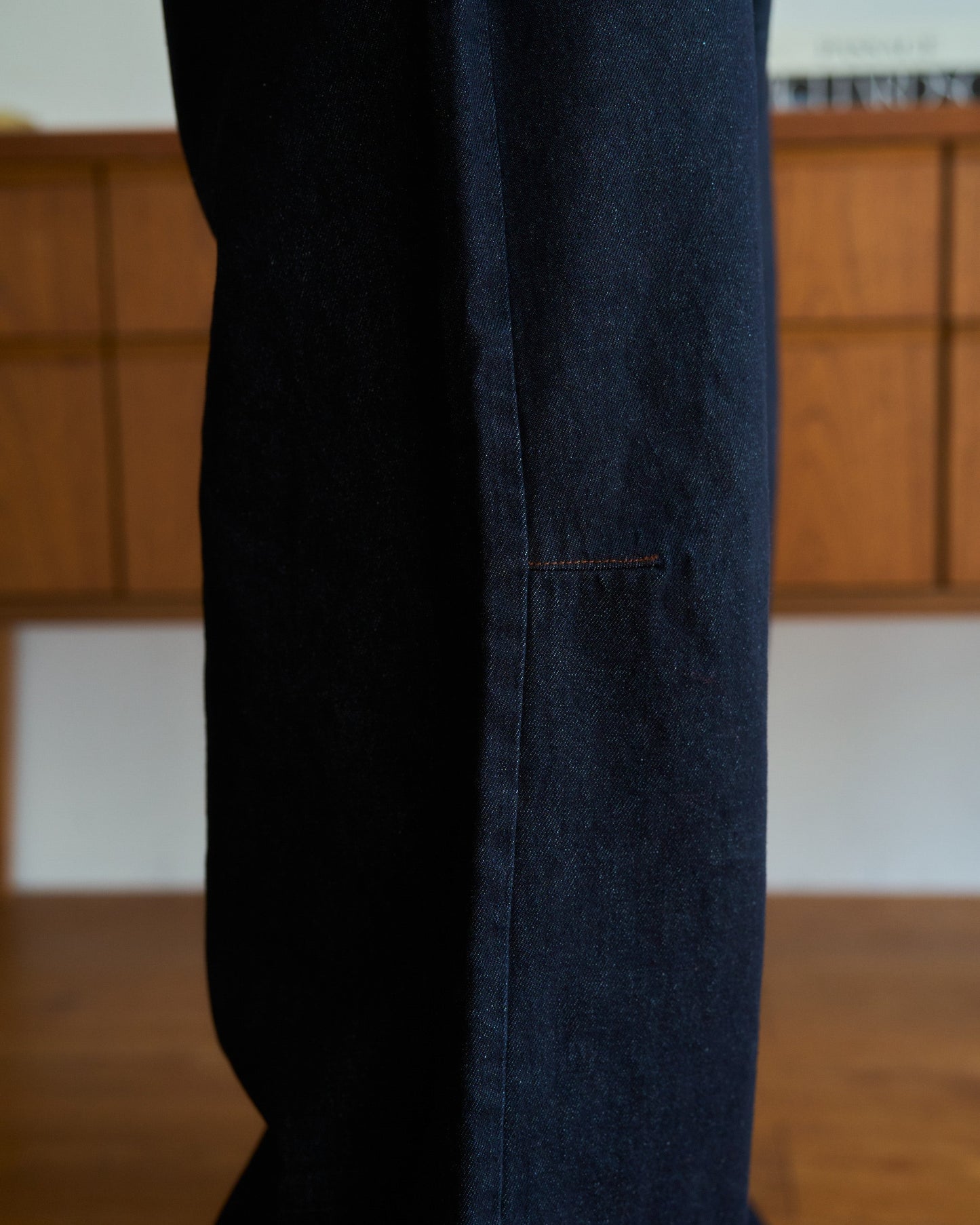 knee tuck wide baggy denim pants
