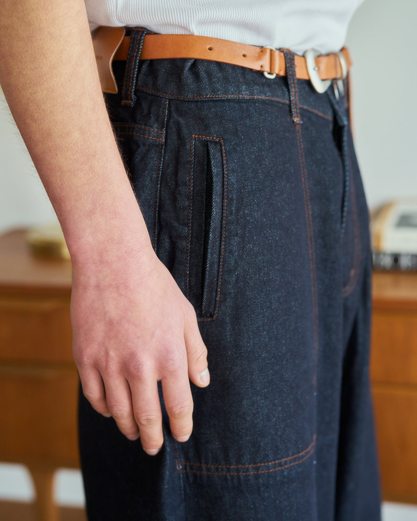 knee tuck wide baggy denim pants