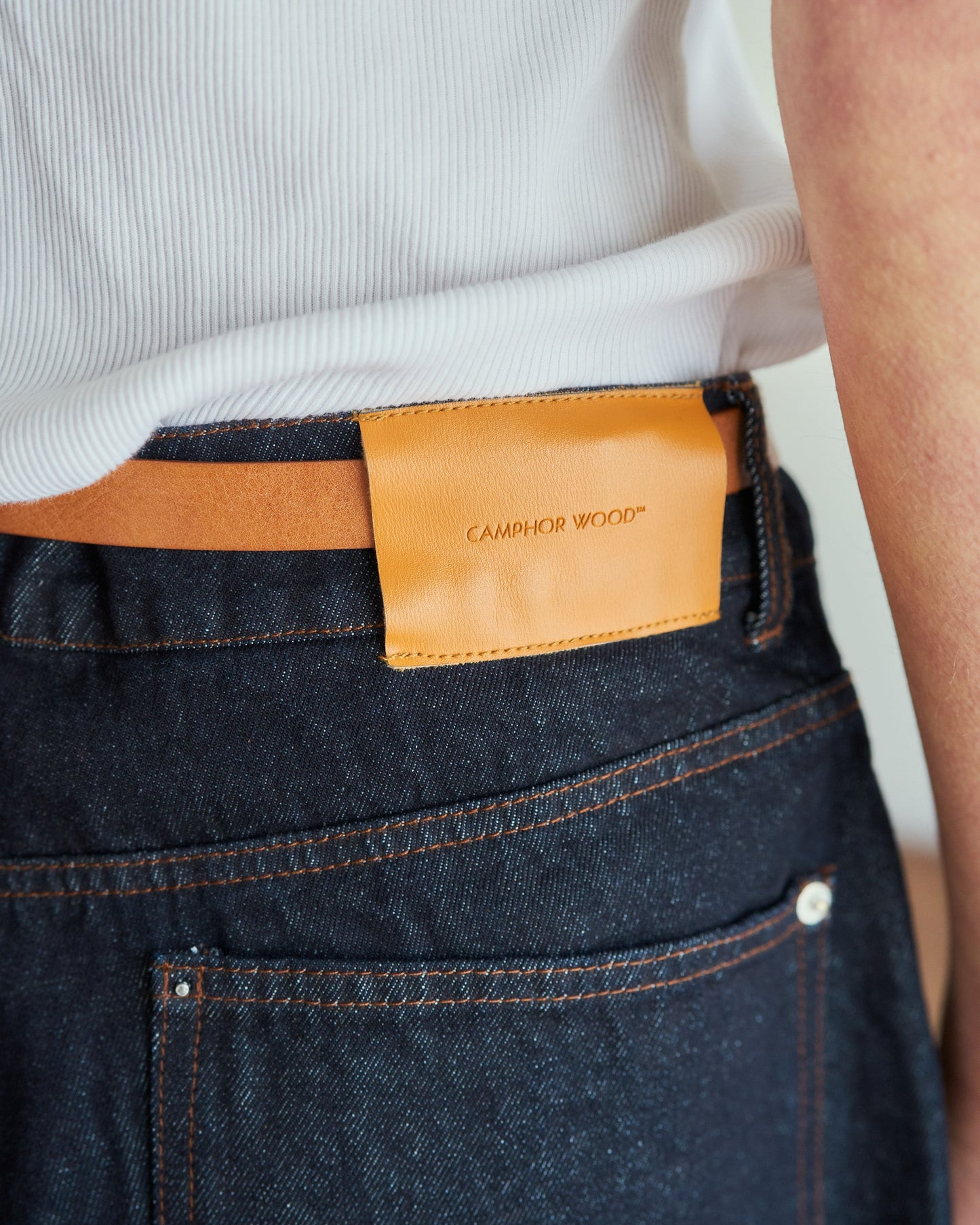 knee tuck wide baggy denim pants