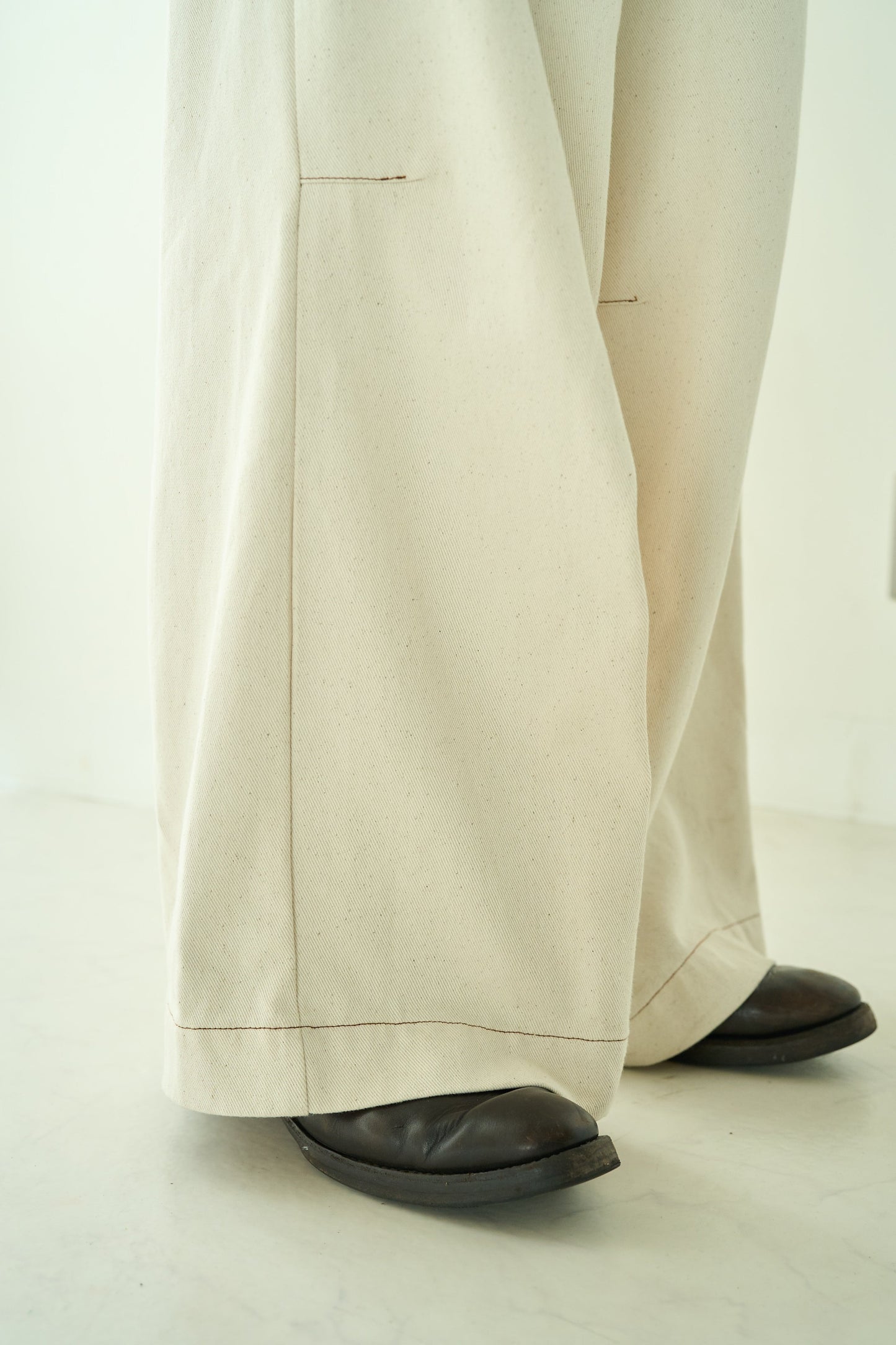 knee tuck wide baggy nep jeans