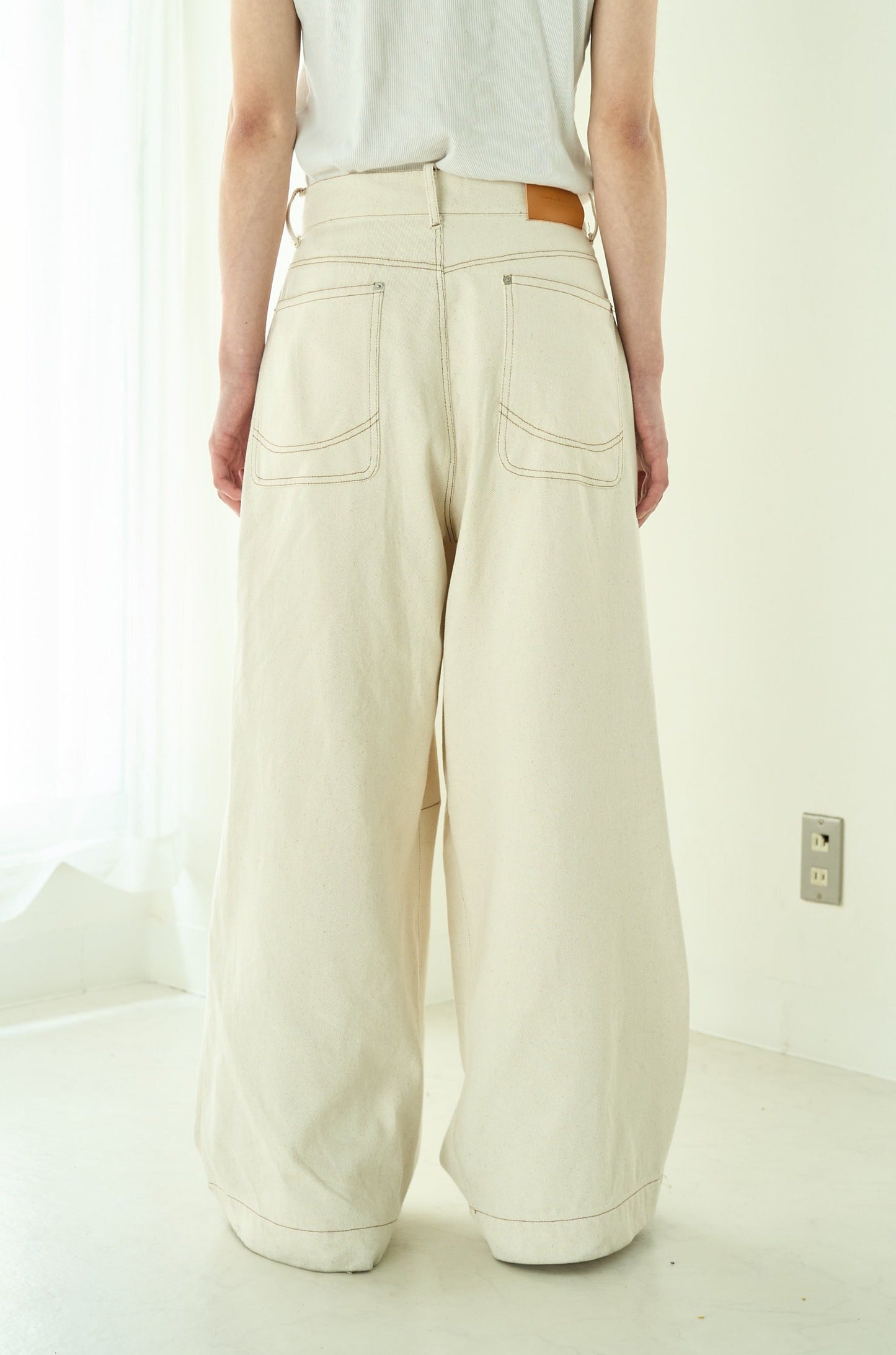 knee tuck wide baggy nep jeans