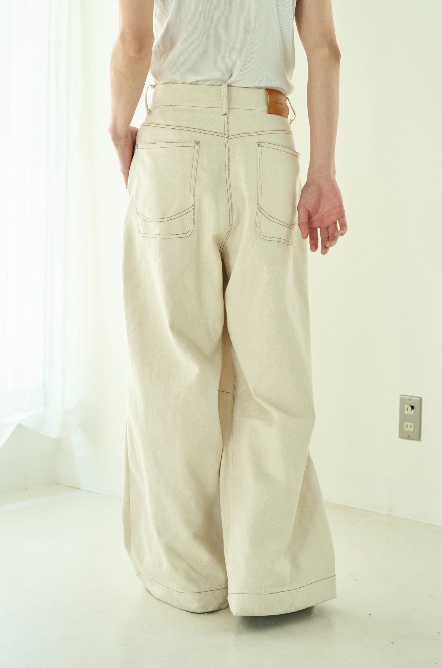 knee tuck wide baggy nep jeans