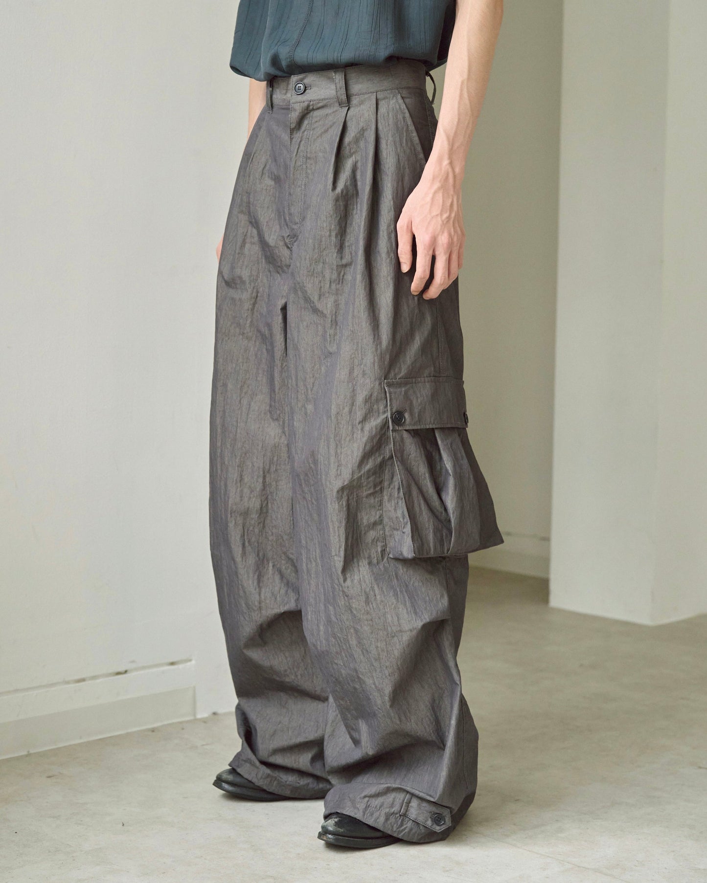 2tuck wide baggy coating cargo pants