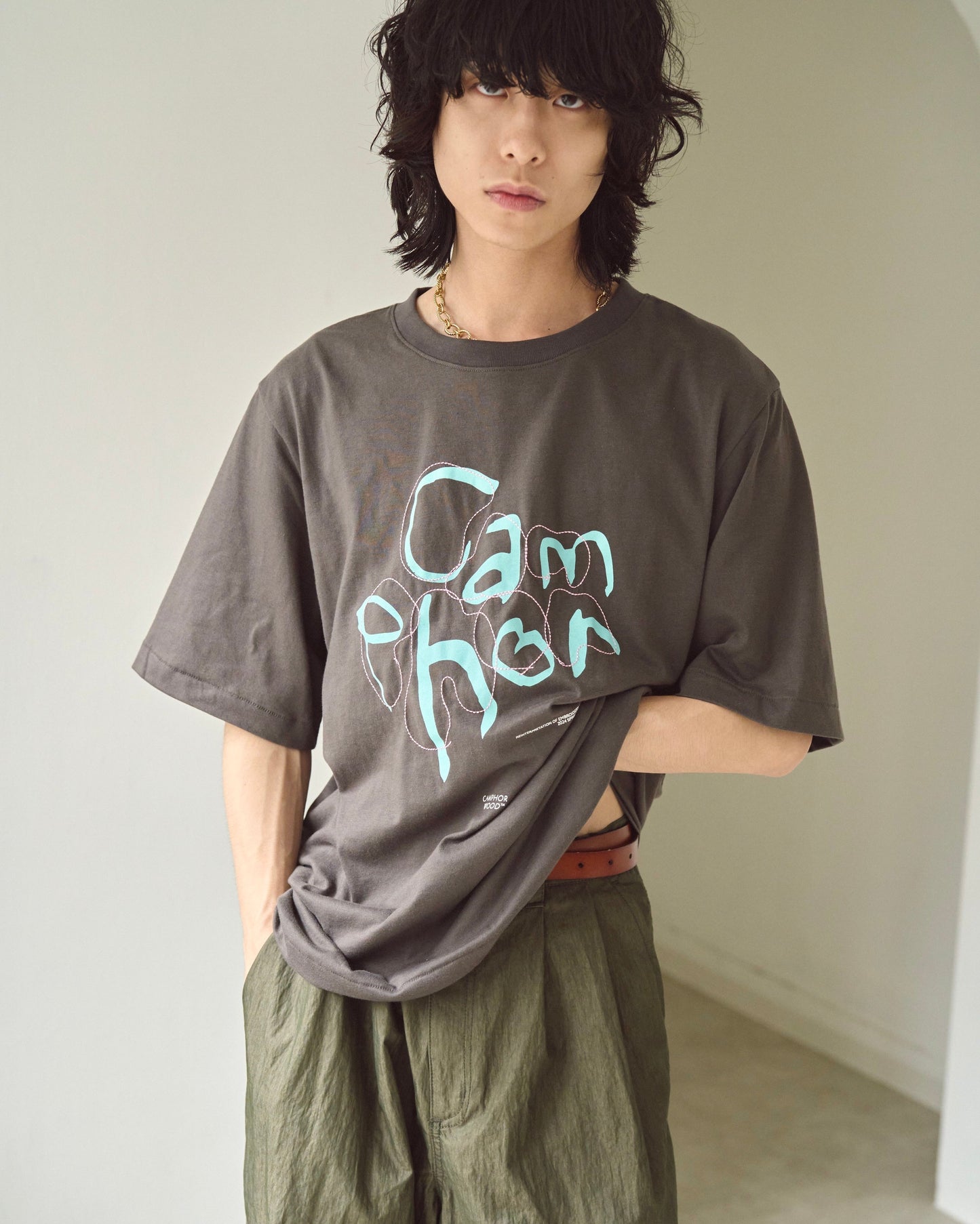 camphor scrawl embroidery tee