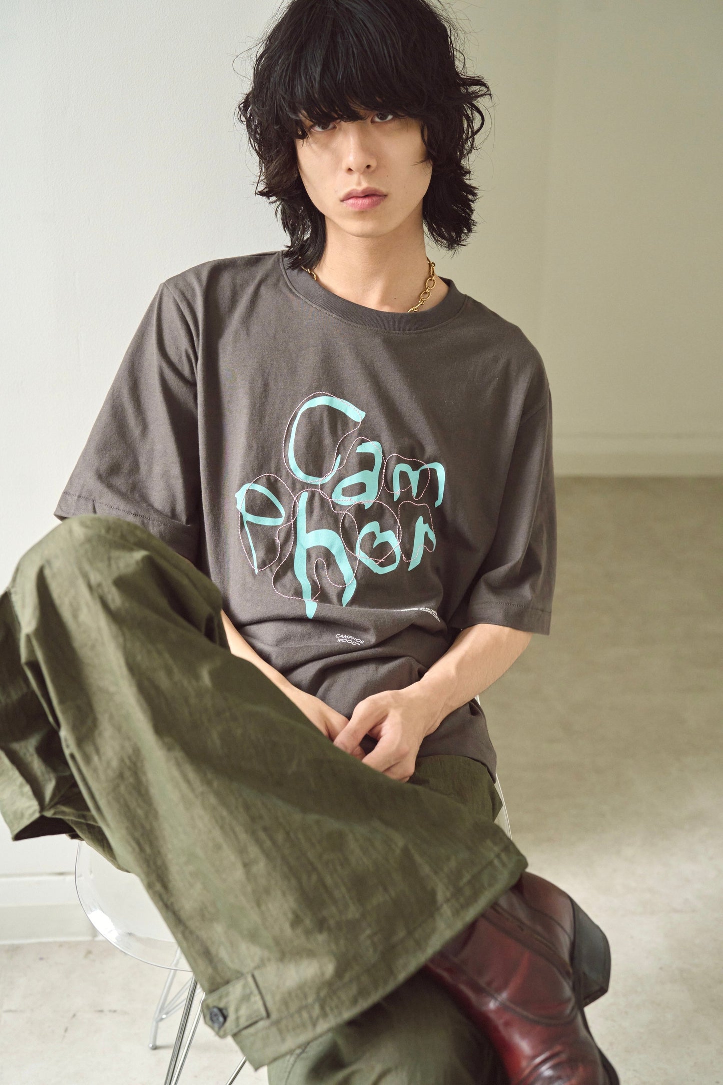 camphor scrawl embroidery tee