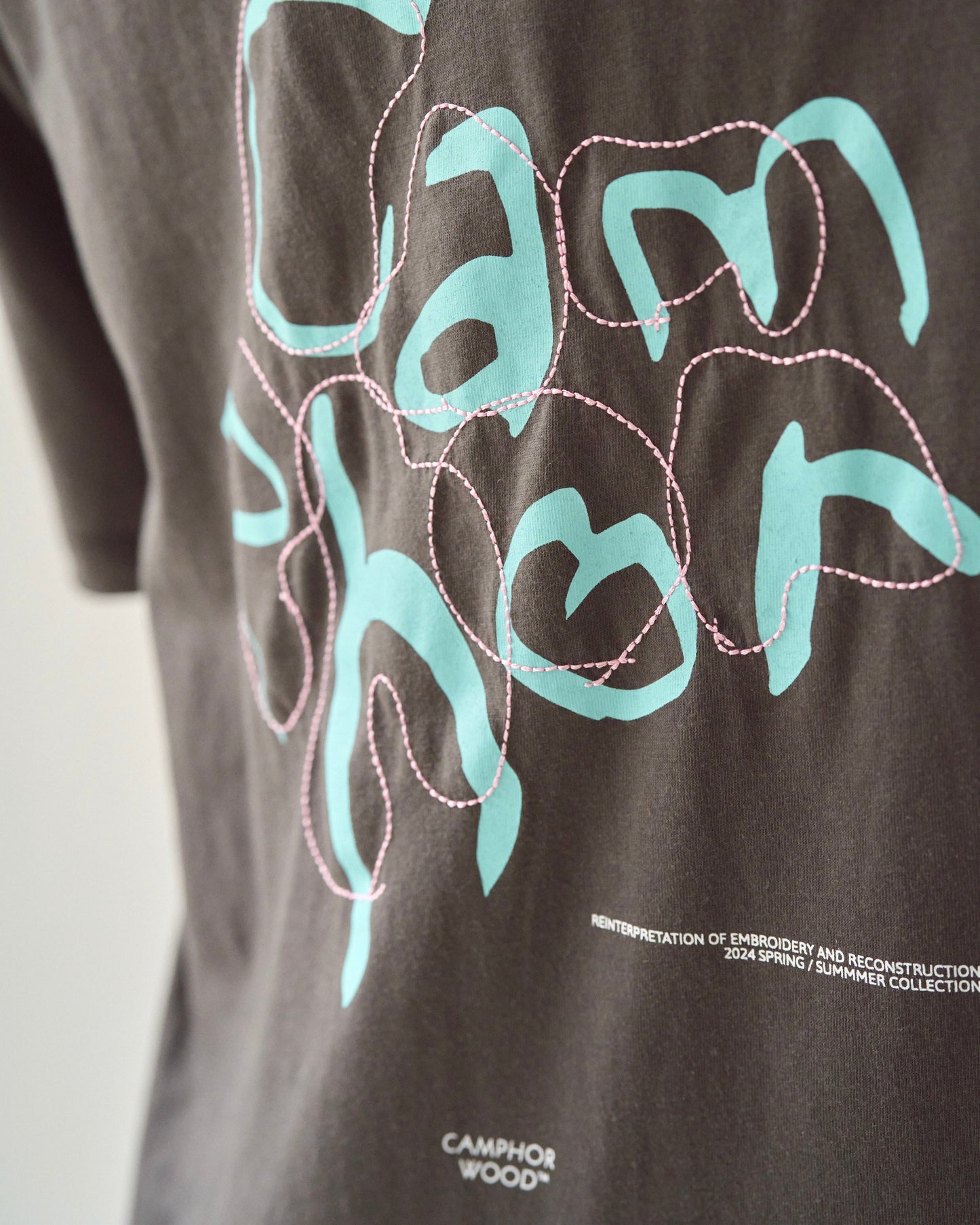camphor scrawl embroidery tee