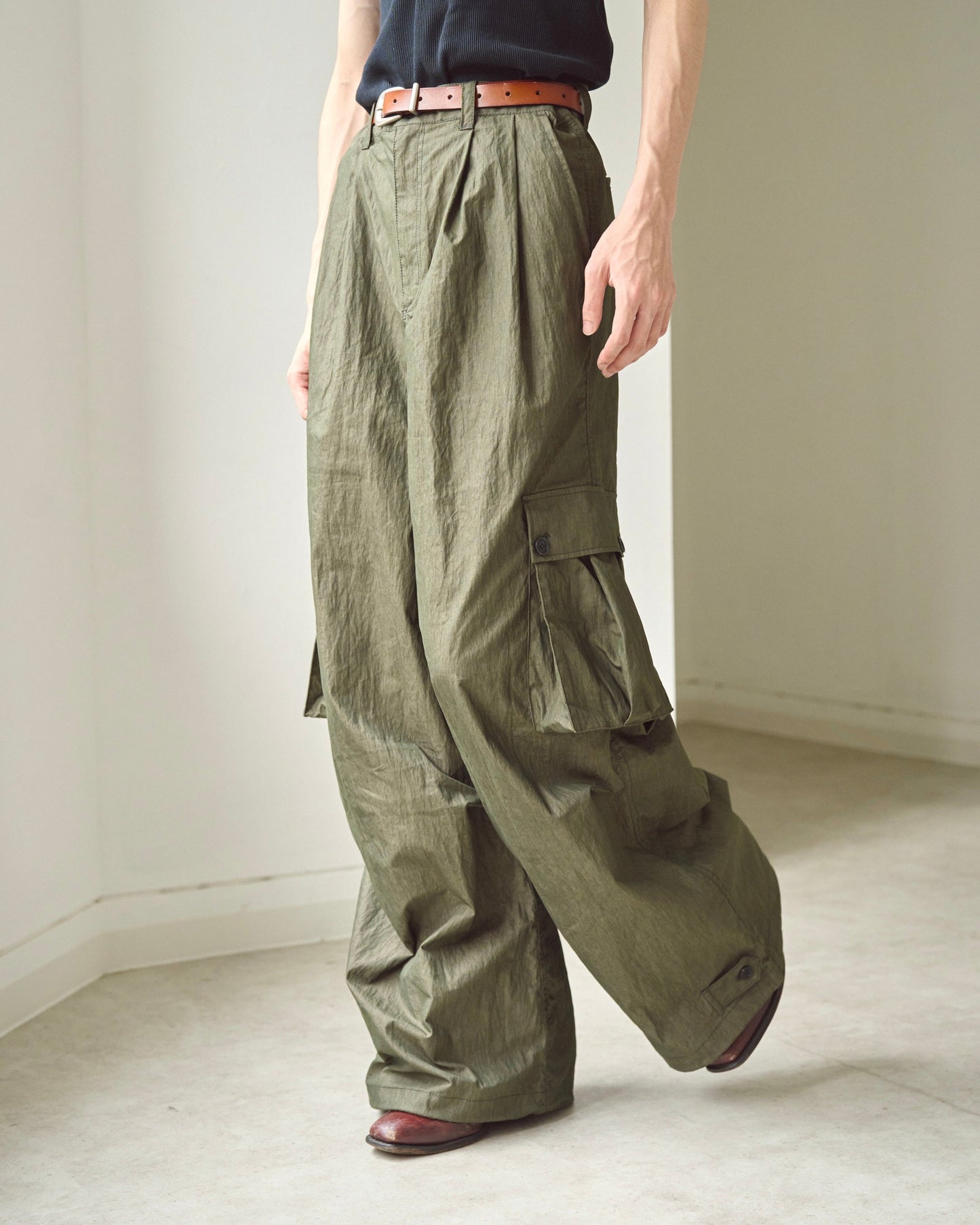 2tuck wide baggy coating cargo pants
