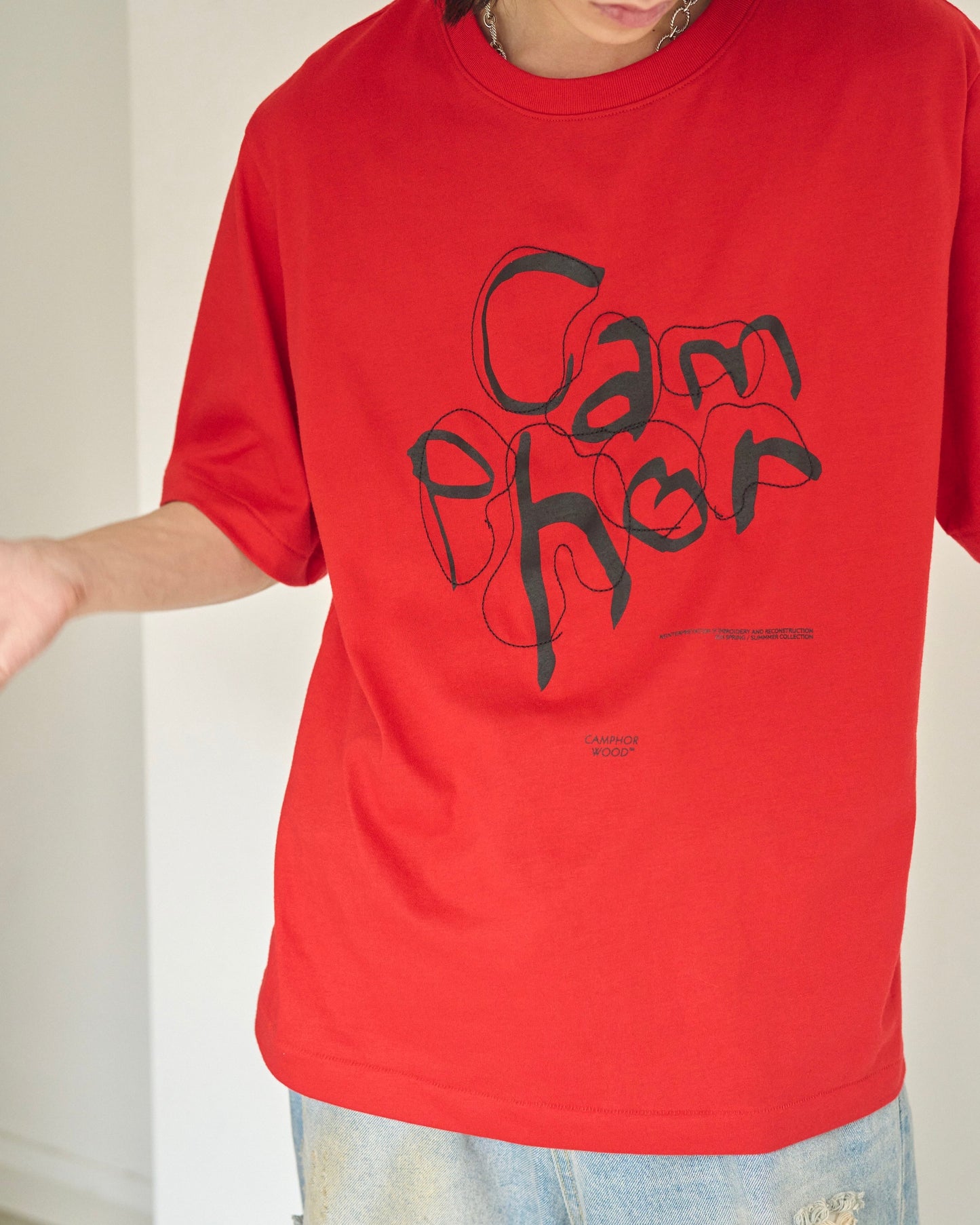 camphor scrawl embroidery tee