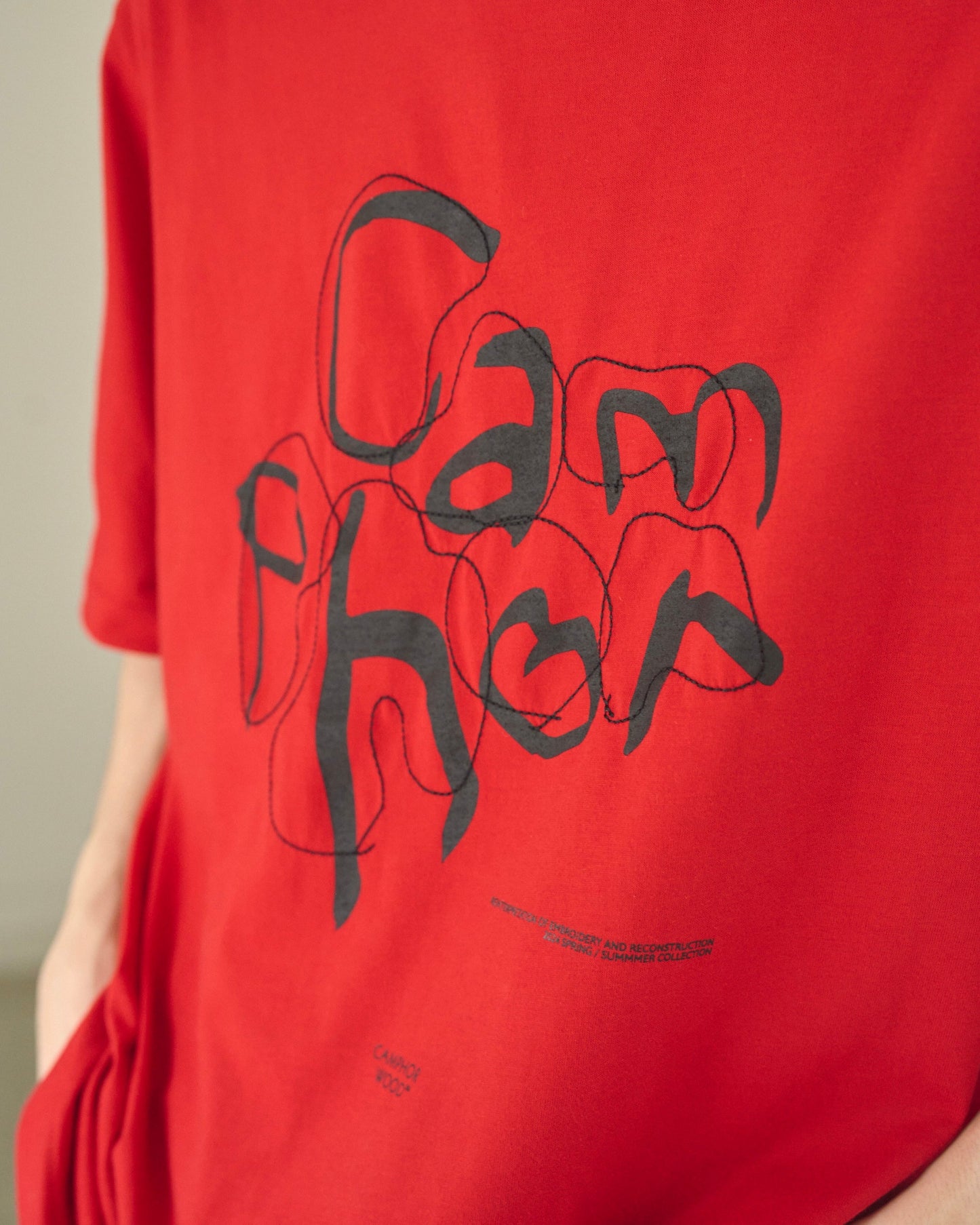 camphor scrawl embroidery tee