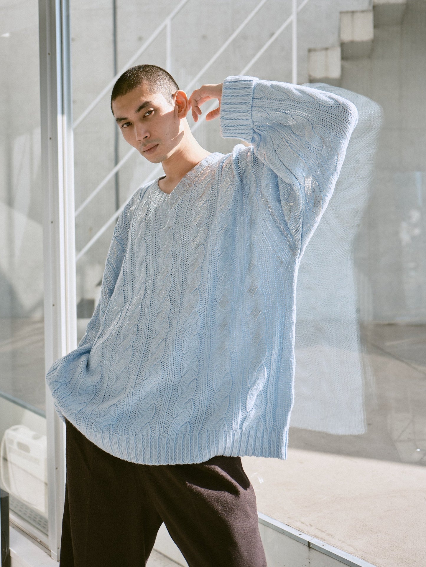 silver coating graduation v neck loose cable sweater