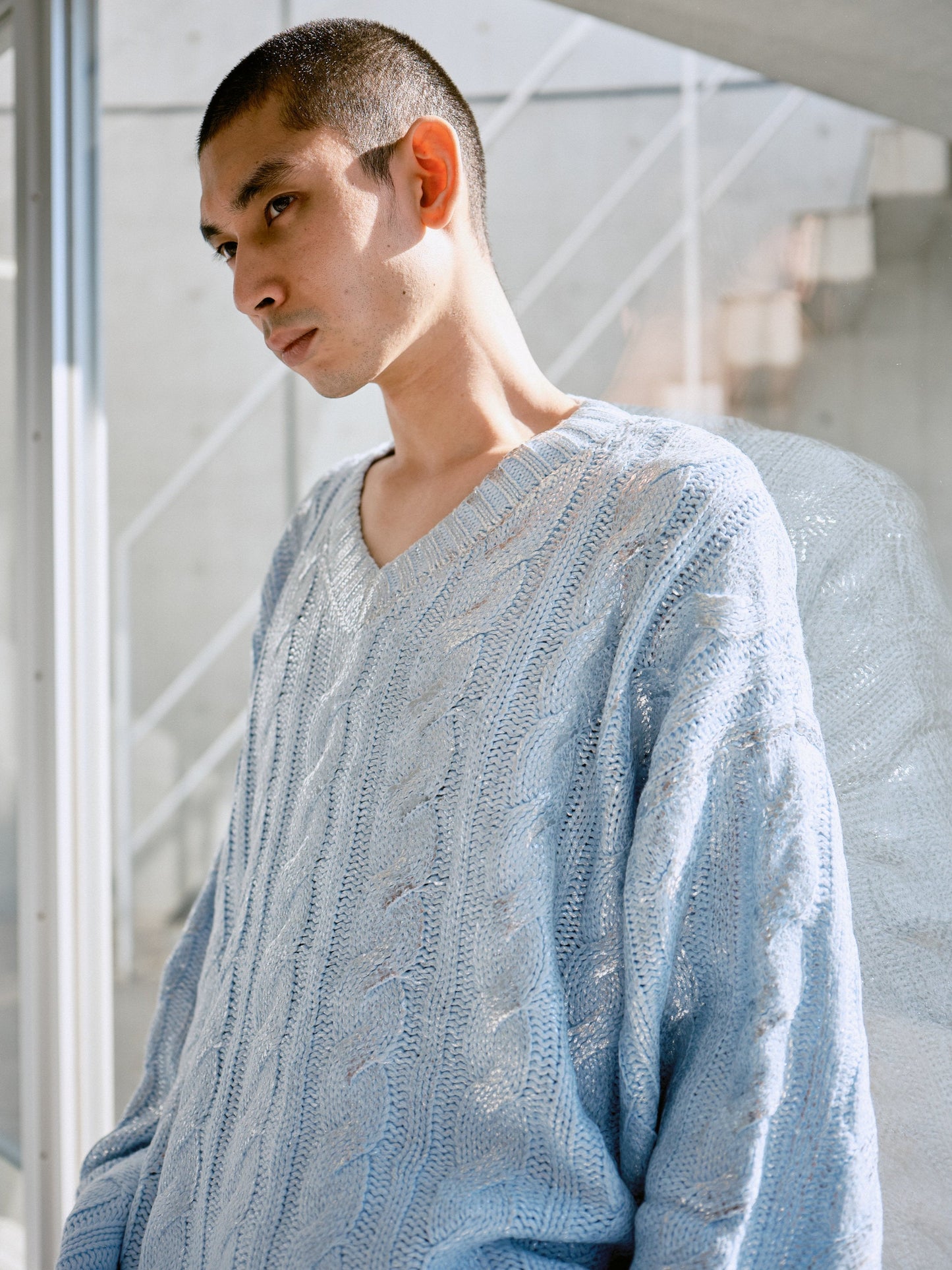 silver coating graduation v neck loose cable sweater