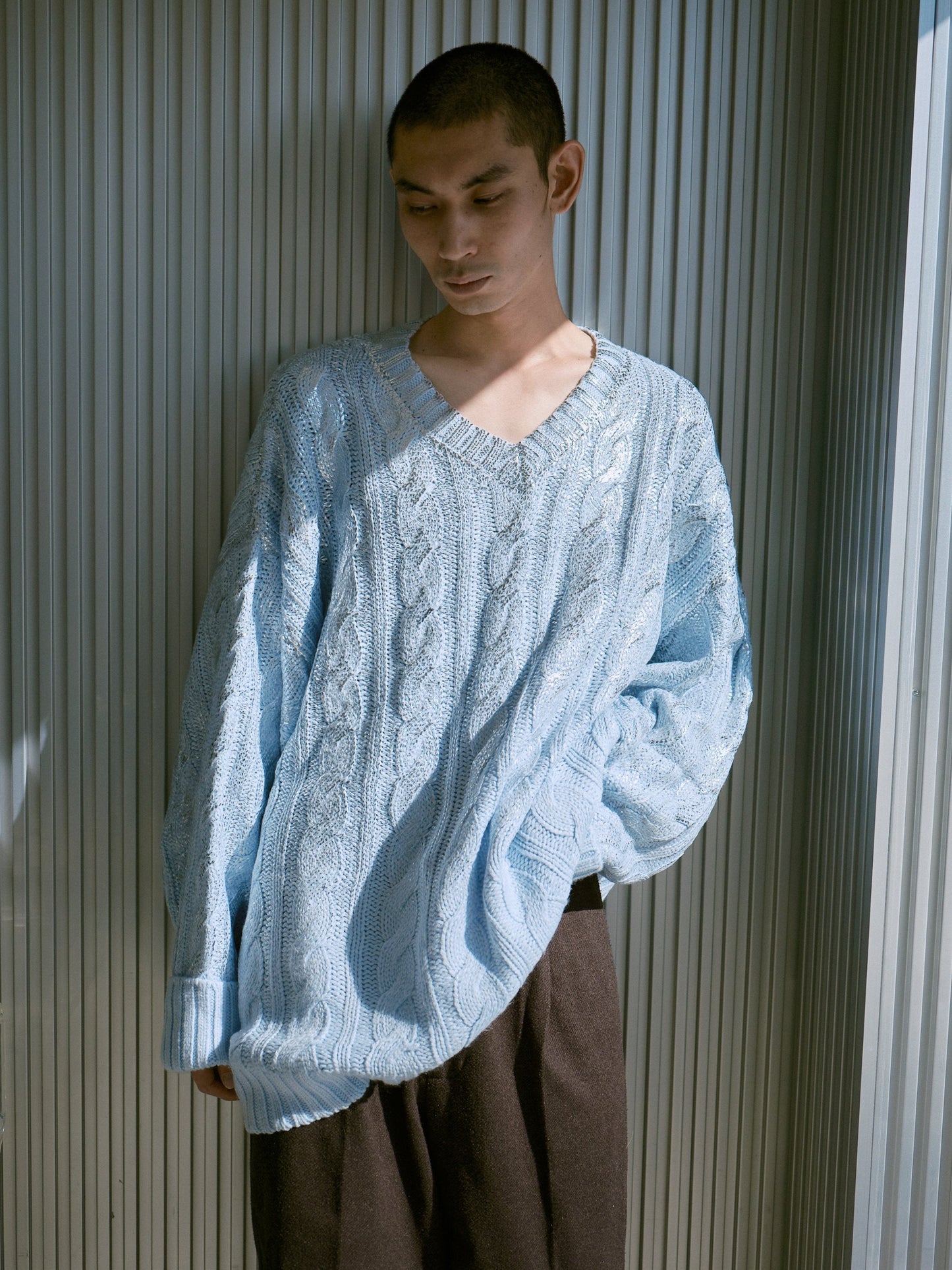 silver coating graduation v neck loose cable sweater
