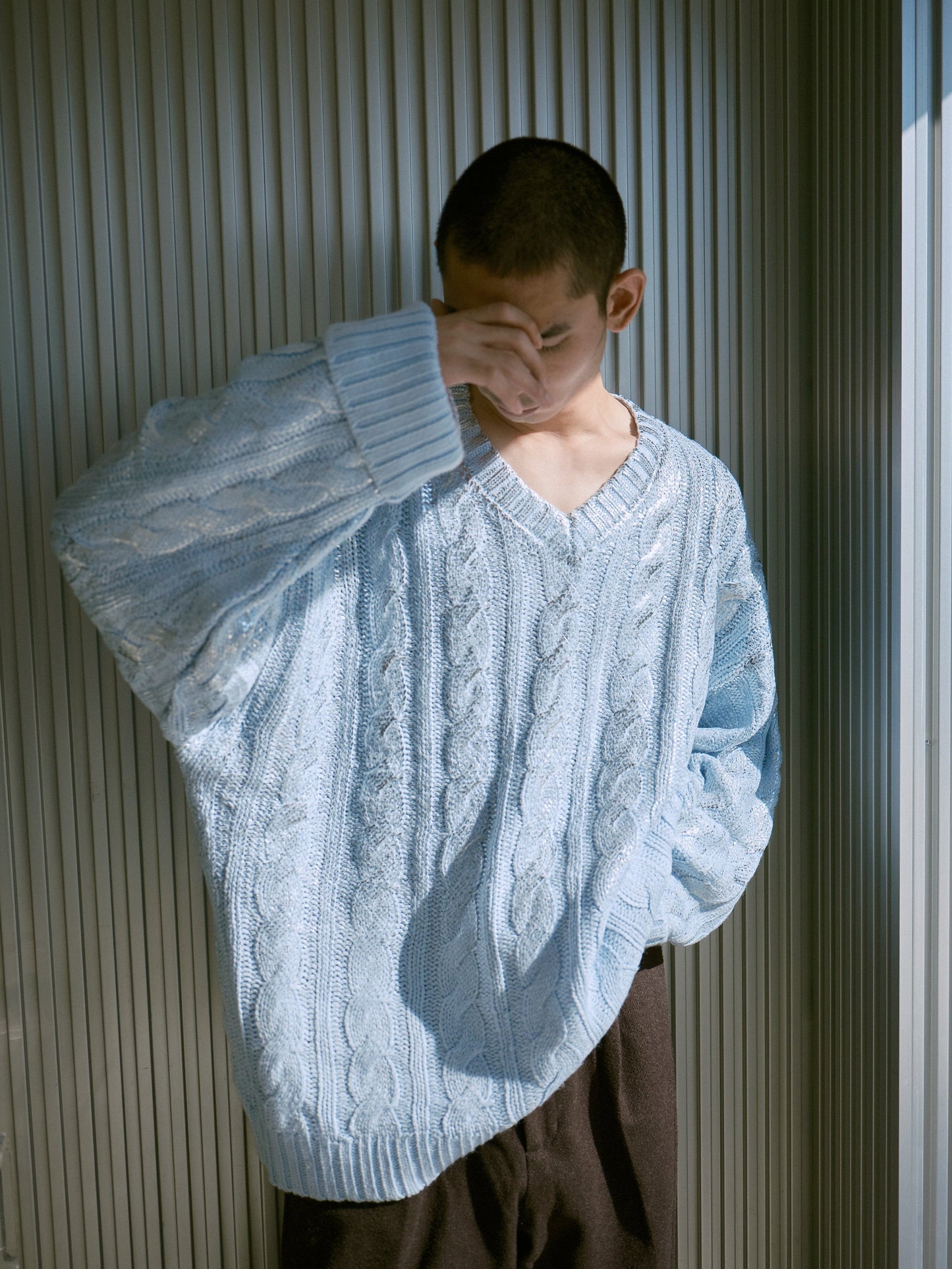 silver coating graduation v neck loose cable sweater