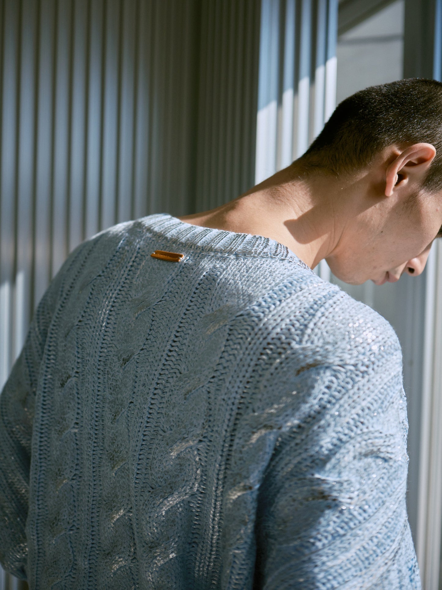 silver coating graduation v neck loose cable sweater