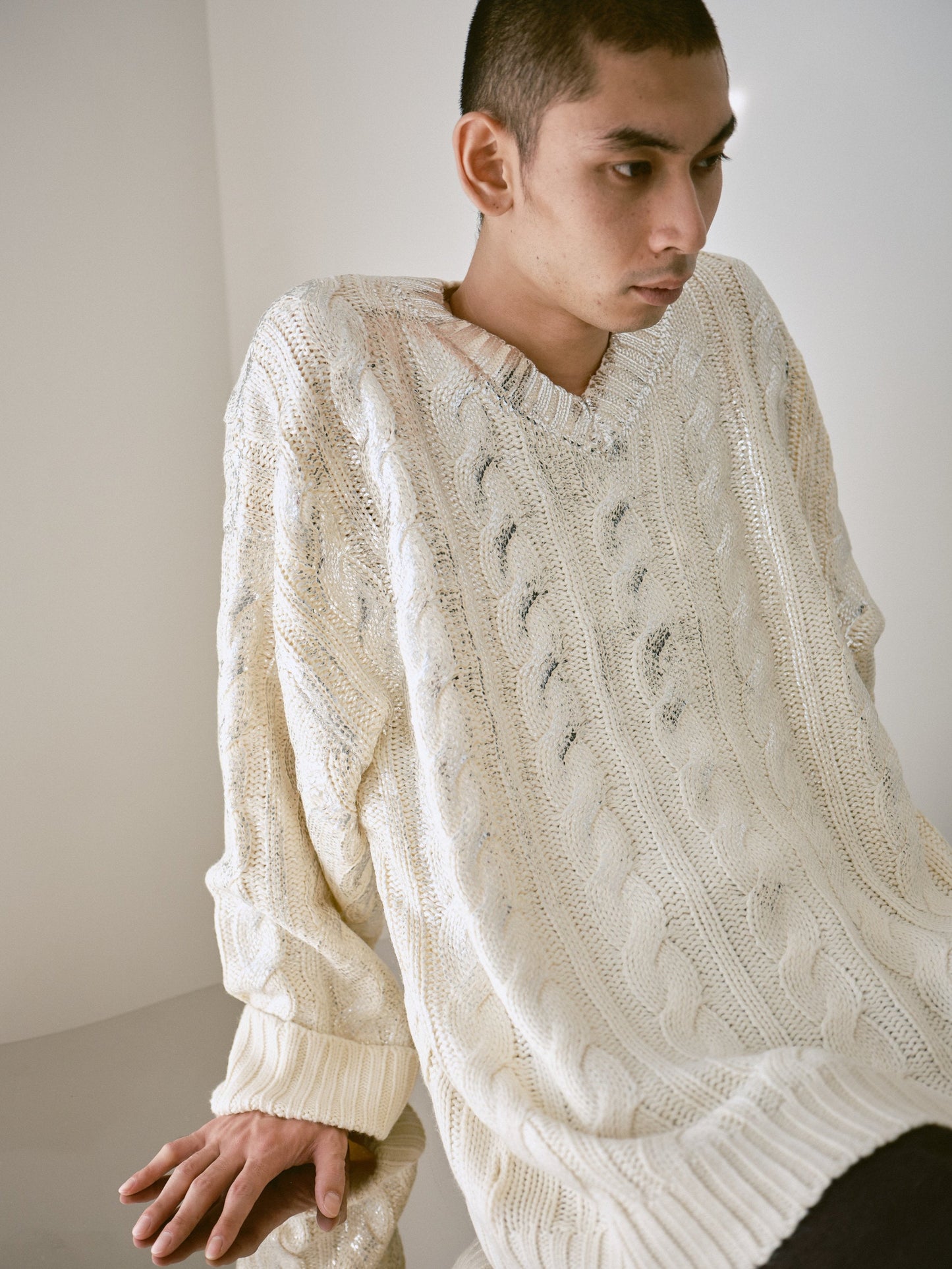 silver coating graduation v neck loose cable sweater