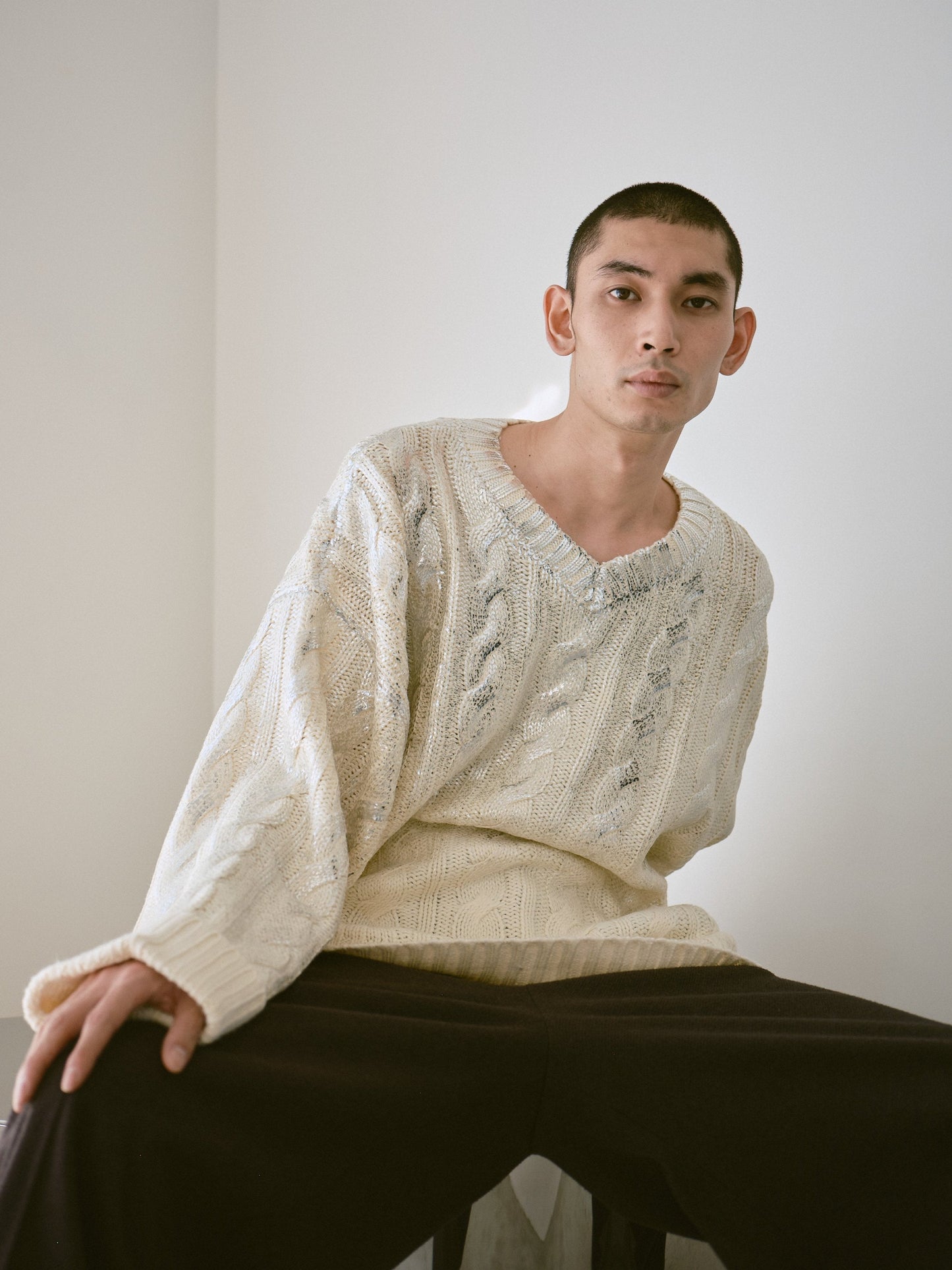 silver coating graduation v neck loose cable sweater