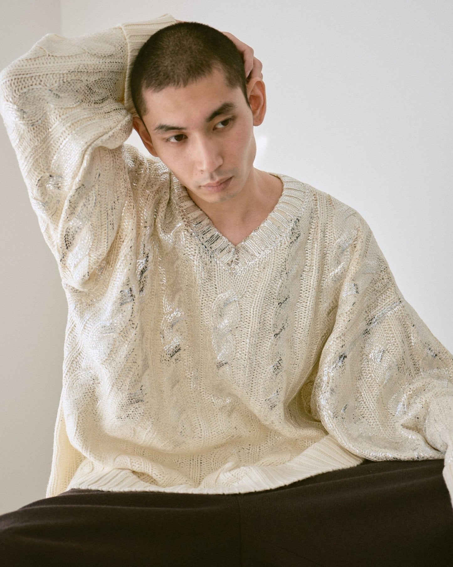 silver coating graduation v neck loose cable sweater