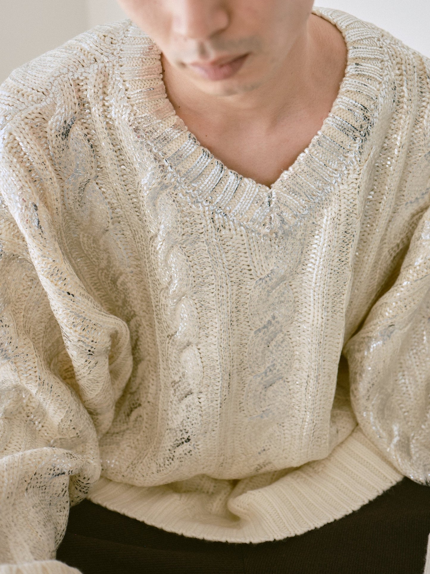 silver coating graduation v neck loose cable sweater