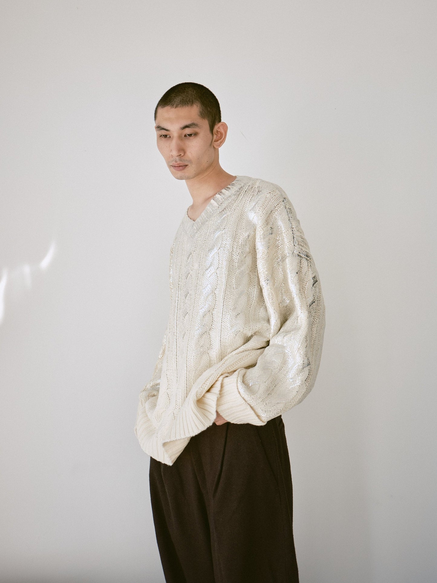 silver coating graduation v neck loose cable sweater