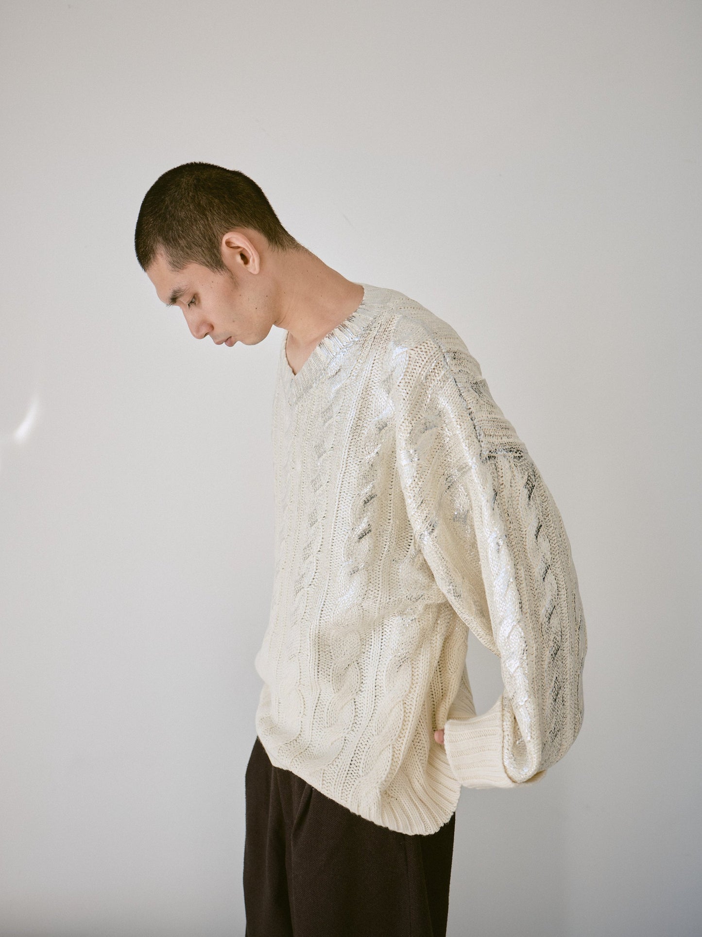 silver coating graduation v neck loose cable sweater
