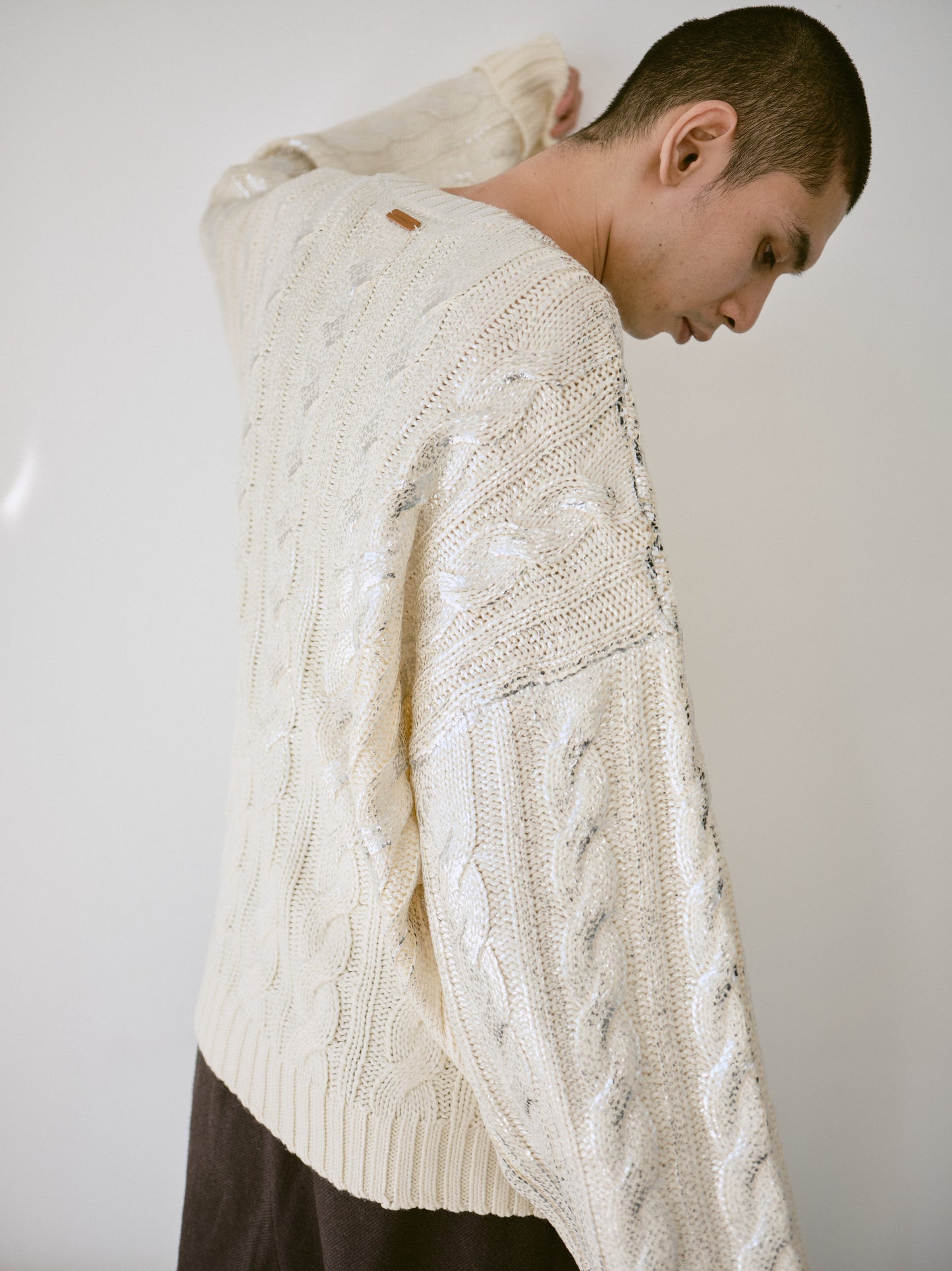 silver coating graduation v neck loose cable sweater