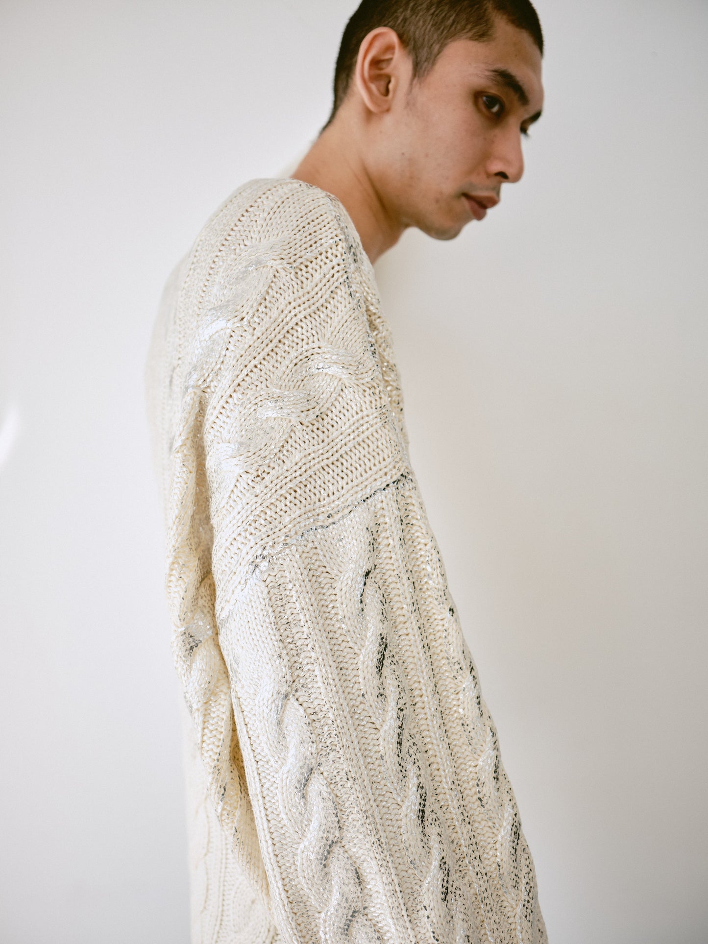 silver coating graduation v neck loose cable sweater