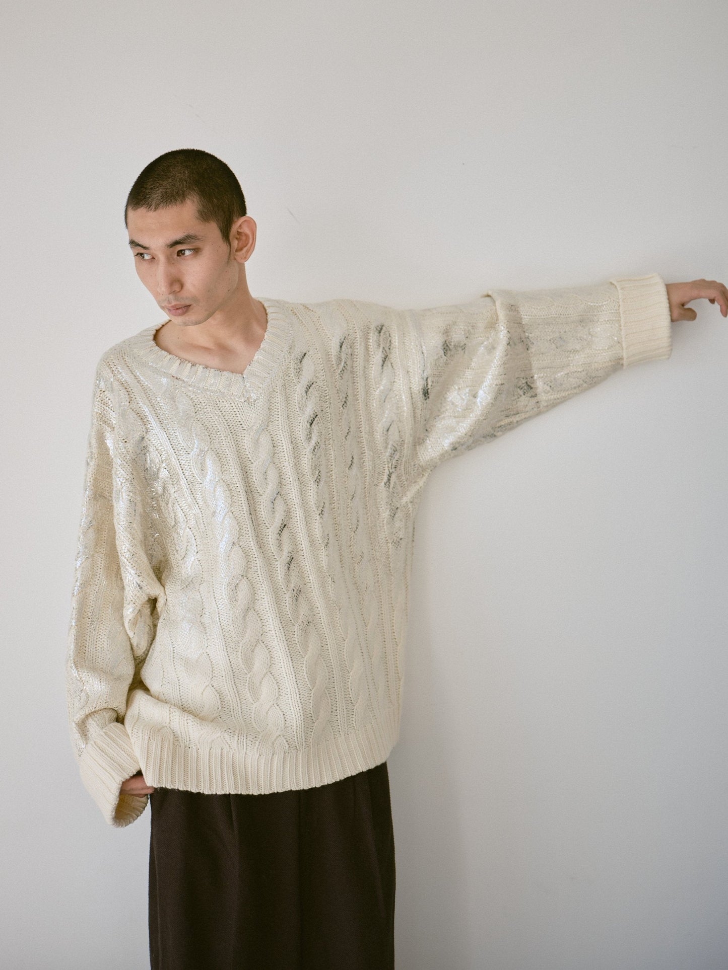 silver coating graduation v neck loose cable sweater
