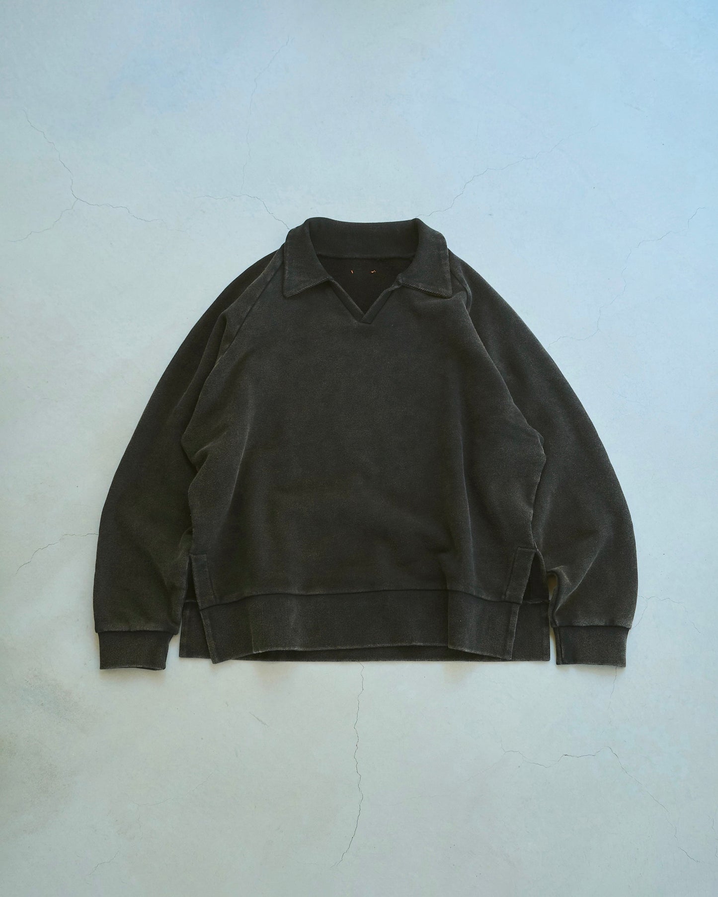 sunfade raglan sleeve collared sweat top