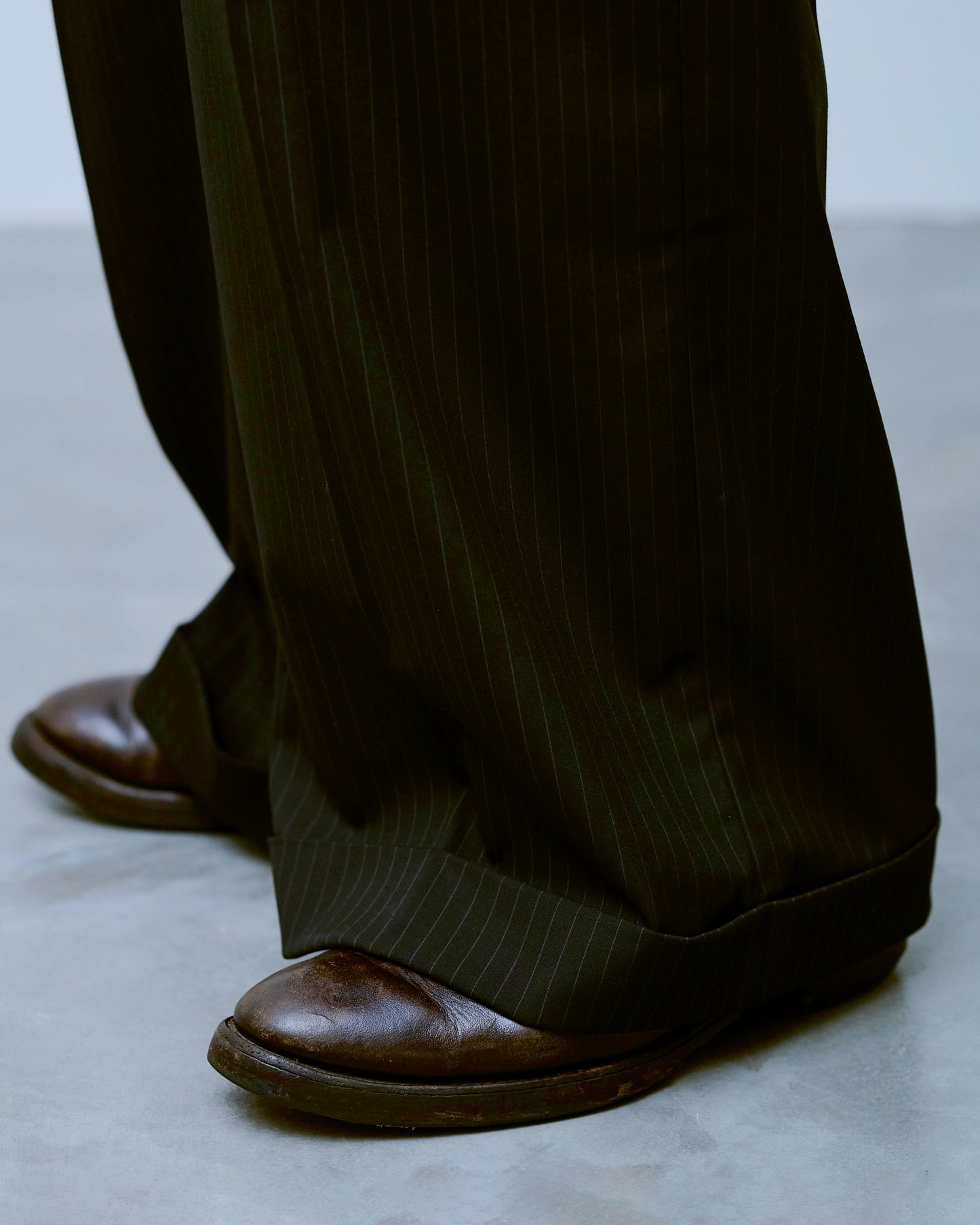 2tuck wide baggy flare slacks - STRIPE