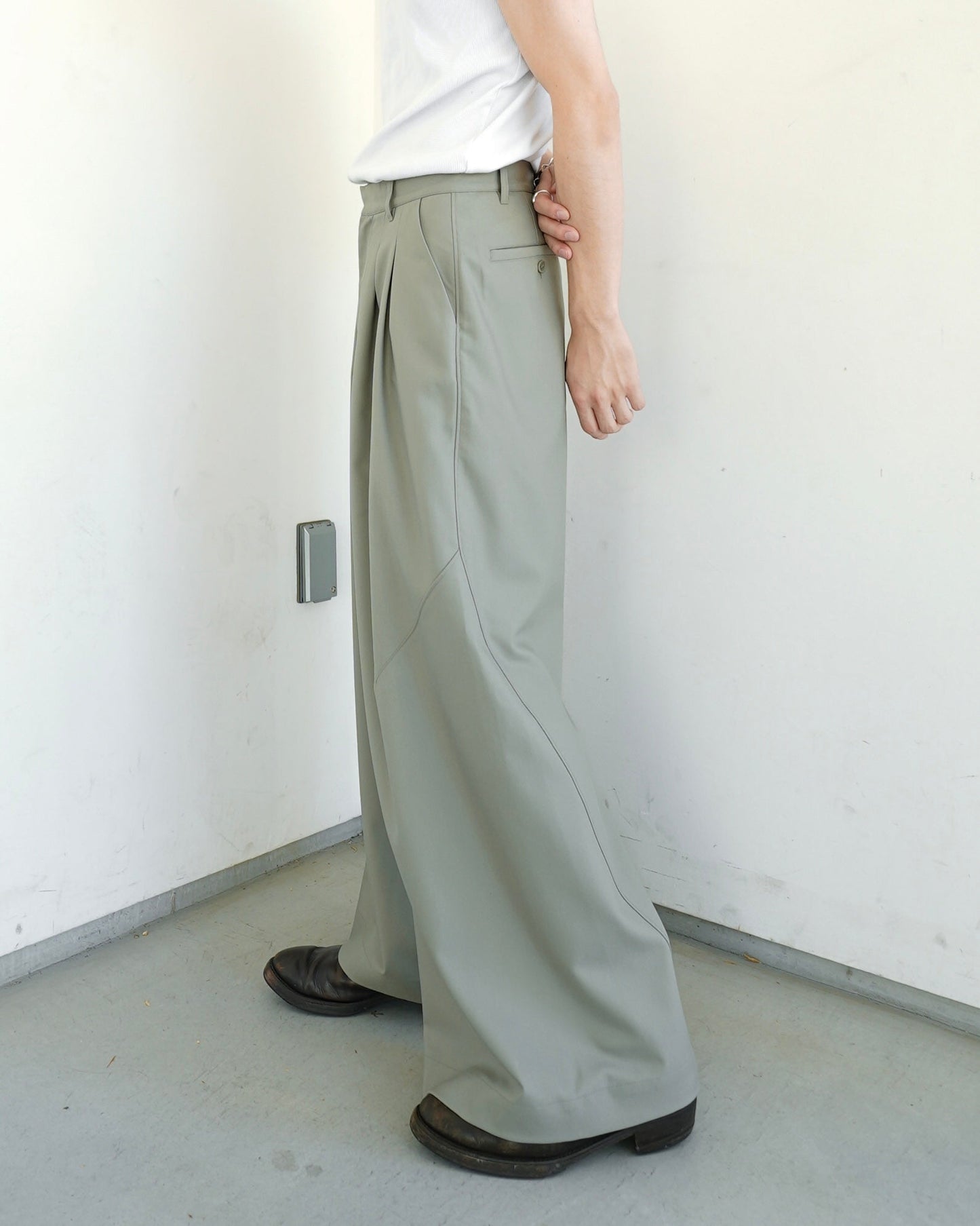 2tuck super baggy slacks