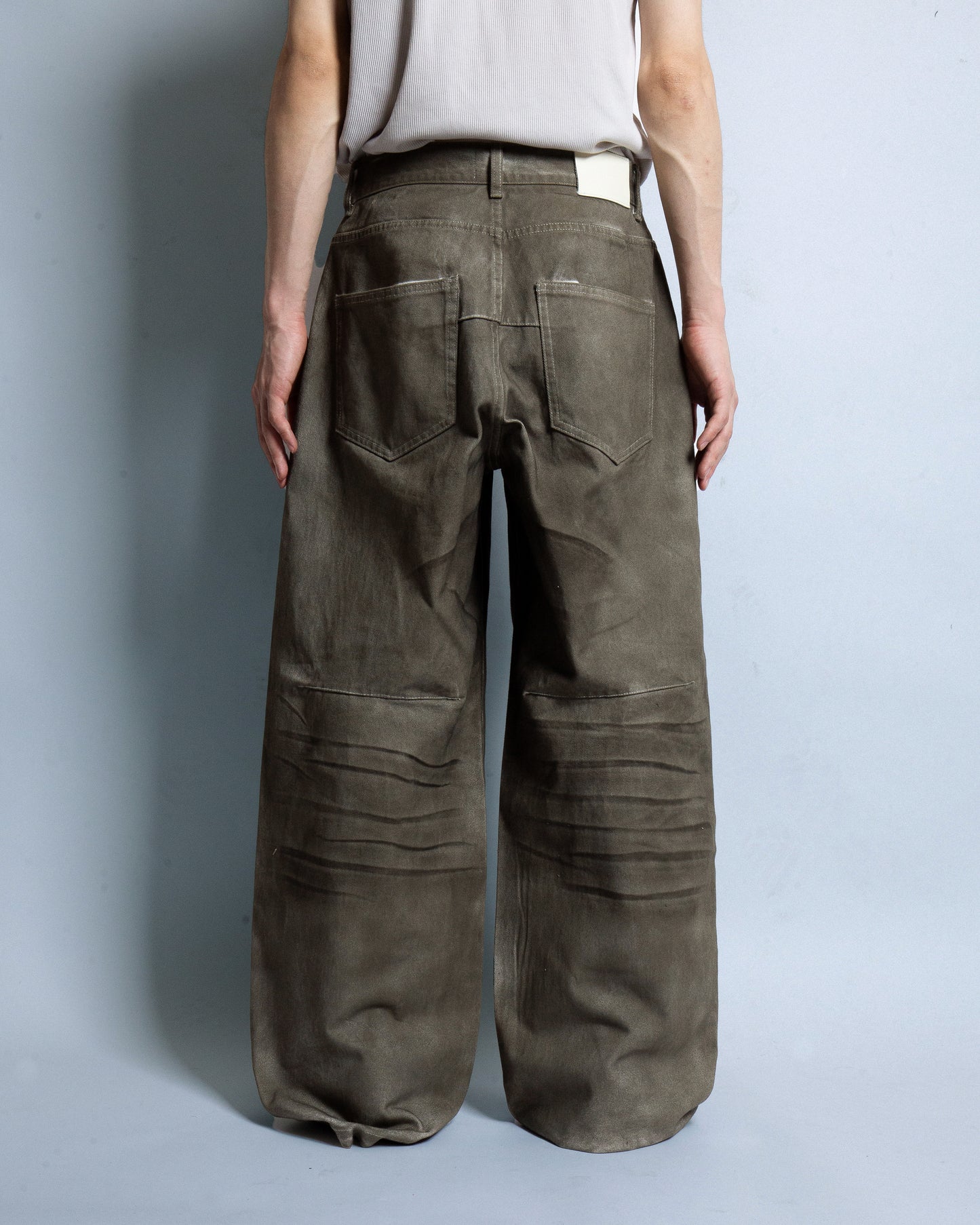 wide baggy spray processing denim trousers