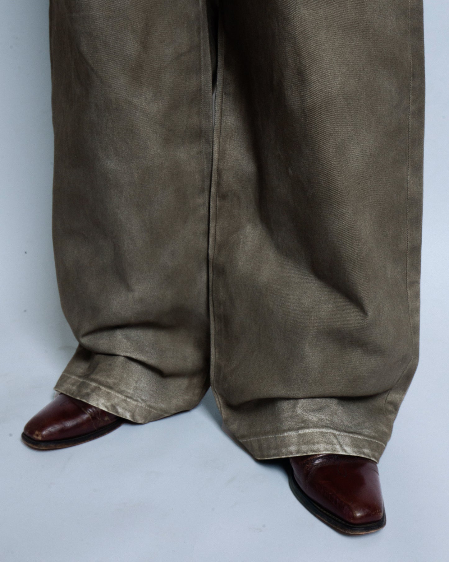 wide baggy spray processing denim trousers