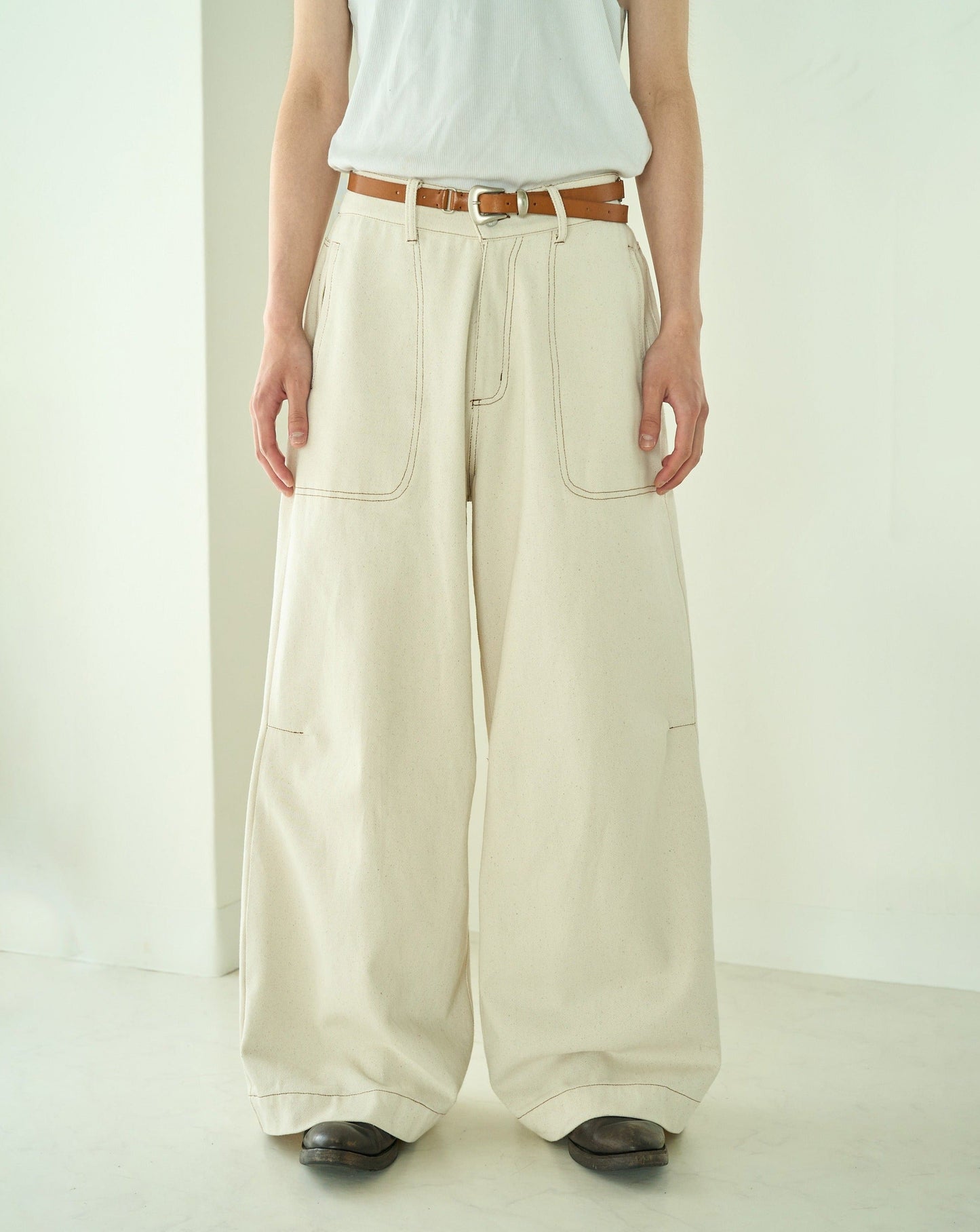 knee tuck wide baggy nep jeans