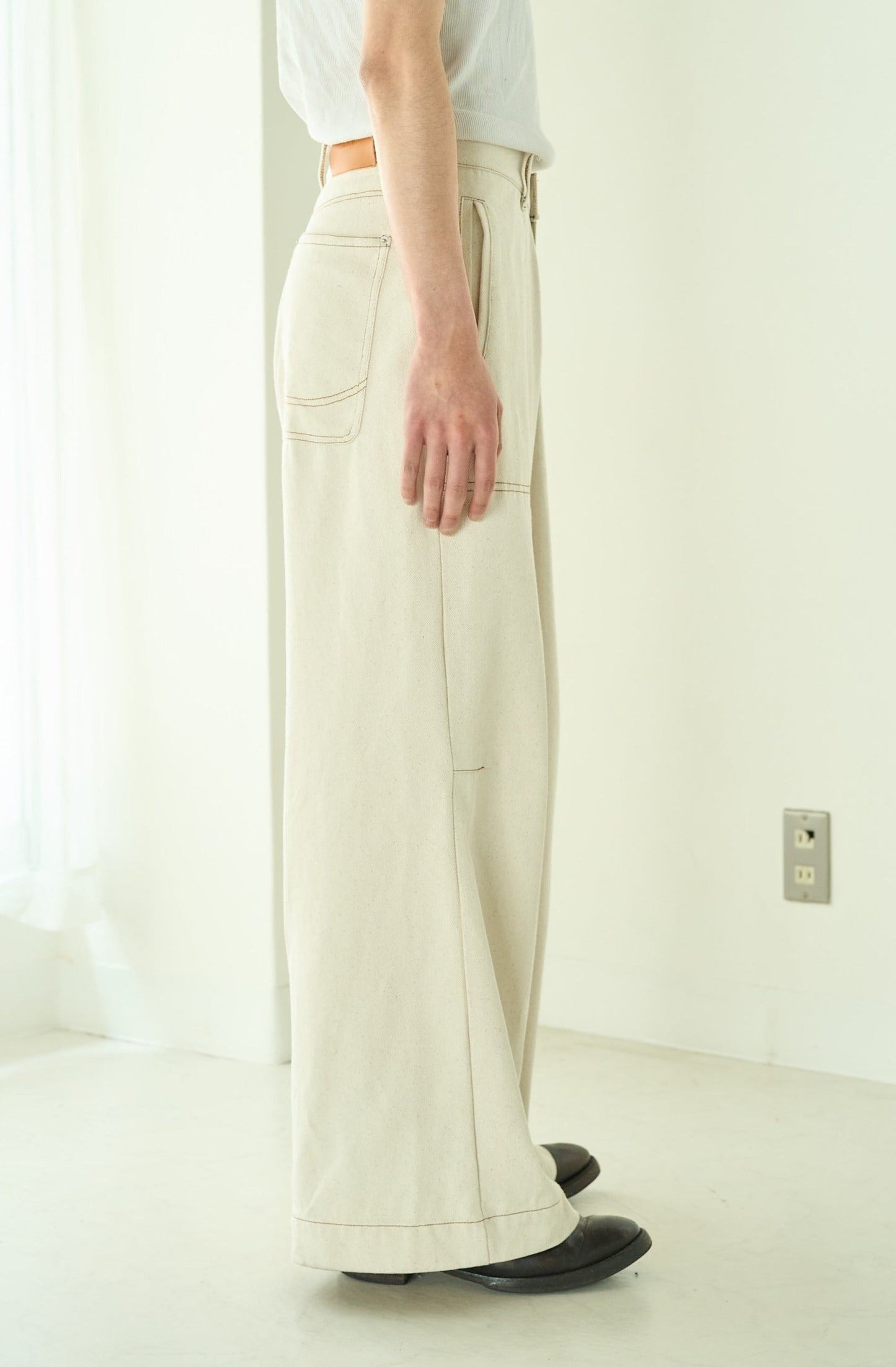 knee tuck wide baggy nep jeans