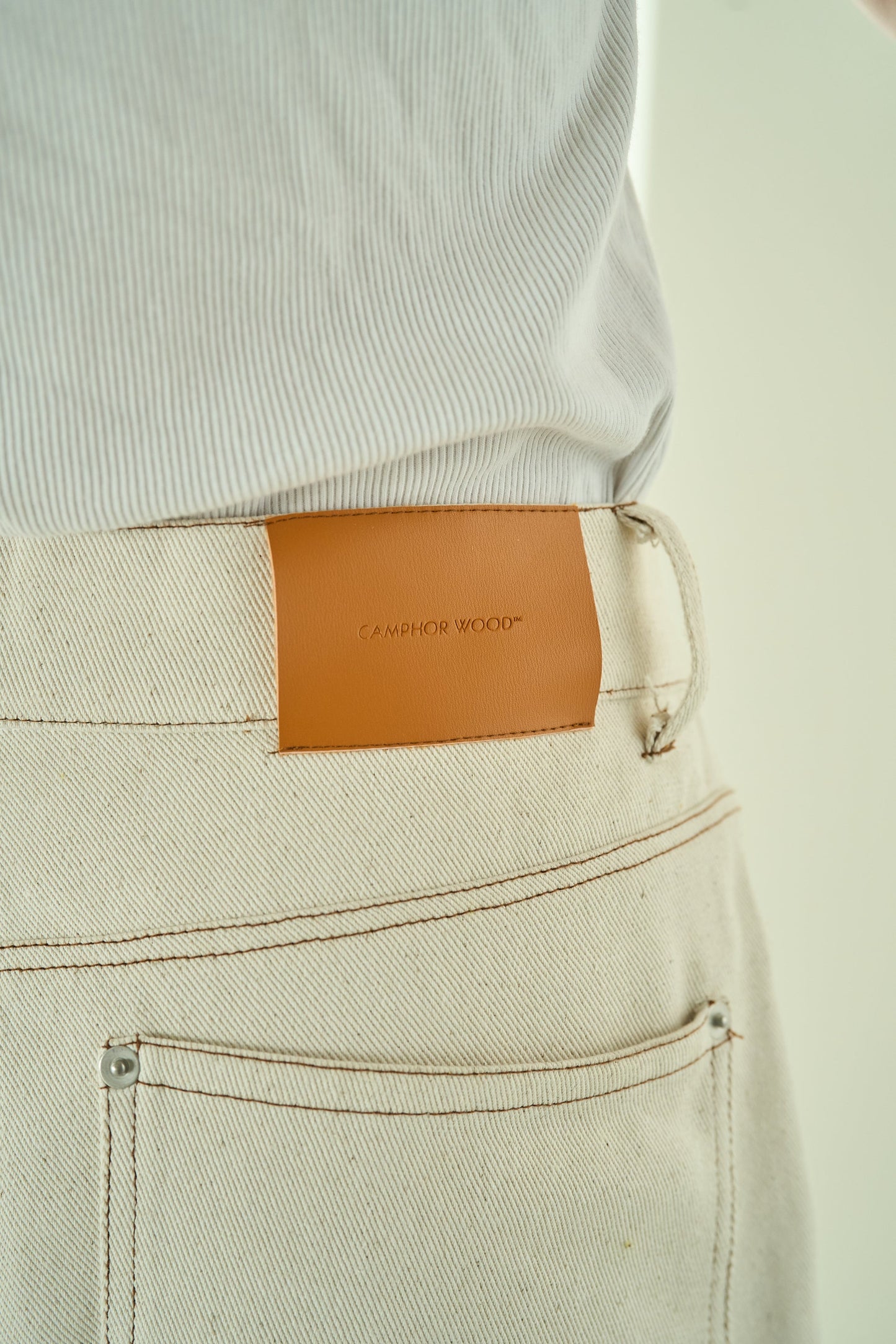 knee tuck wide baggy nep jeans