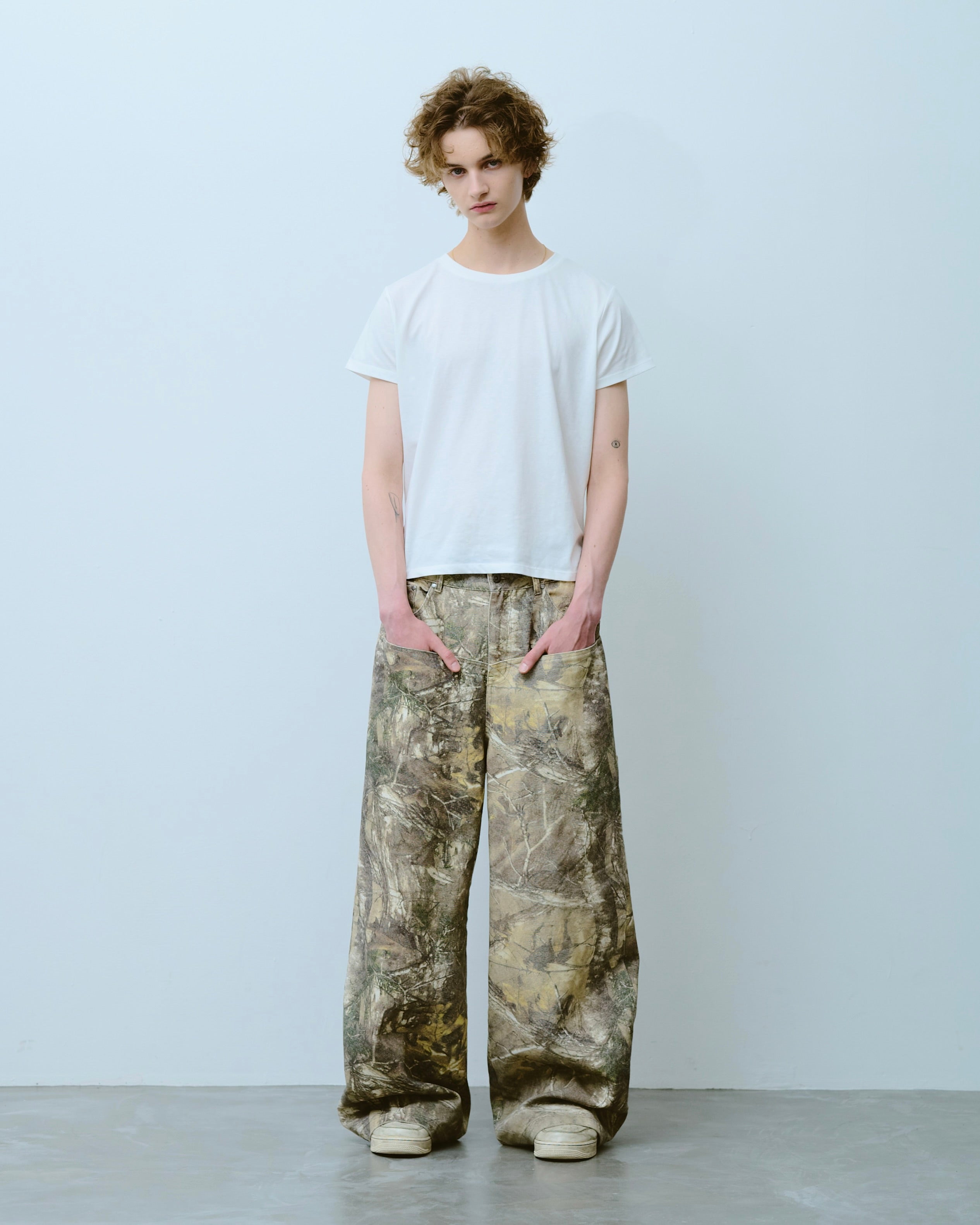 Camphor wood（カンファーウッド）の「2tuck wide baggy slacks