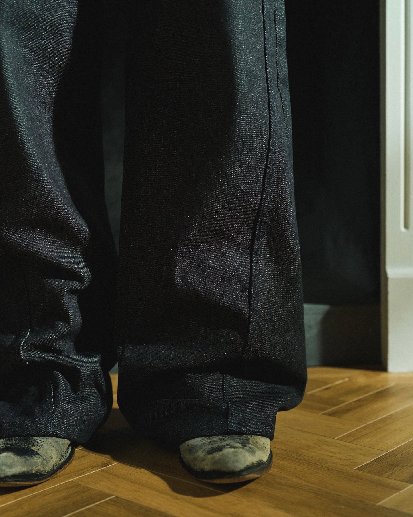 SIDE SEEM BOOTS CUT RIGID JEANS