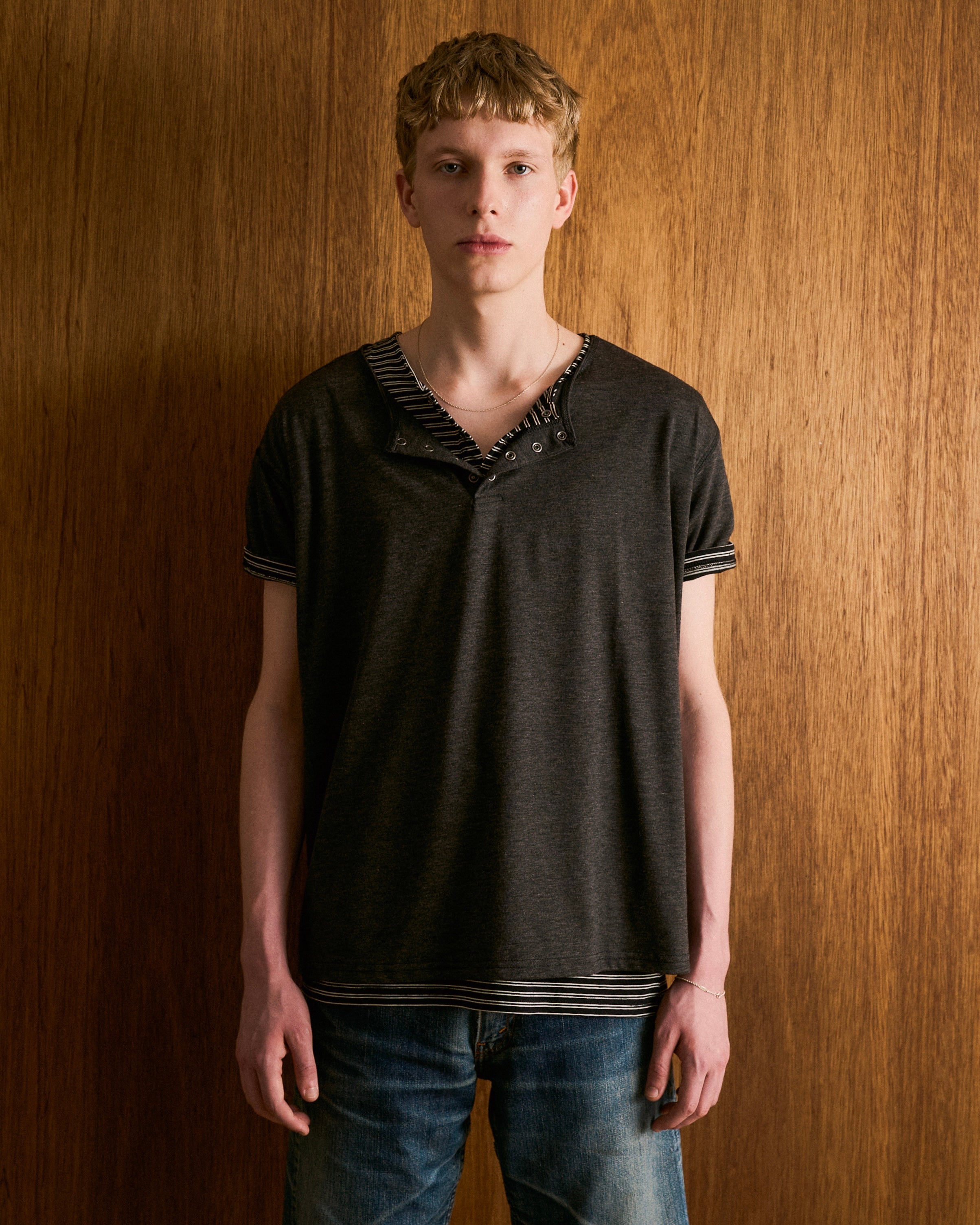 2PIECE HENLEY-NECK H/S TEE – CAMPHOR WOOD - OFFICIAL ONLINE STORE
