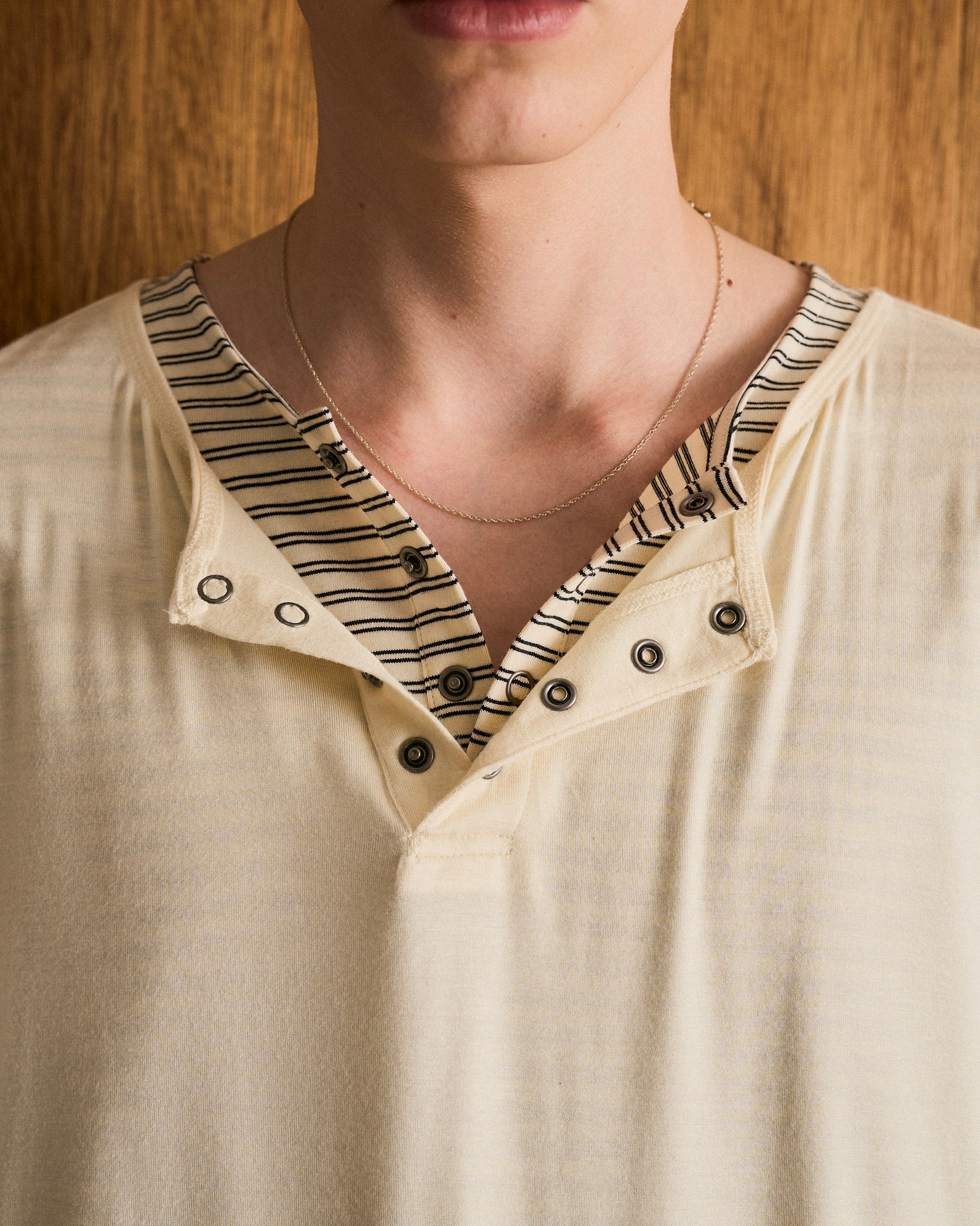 2PIECE HENLEY-NECK H/S TEE – CAMPHOR WOOD - OFFICIAL ONLINE STORE