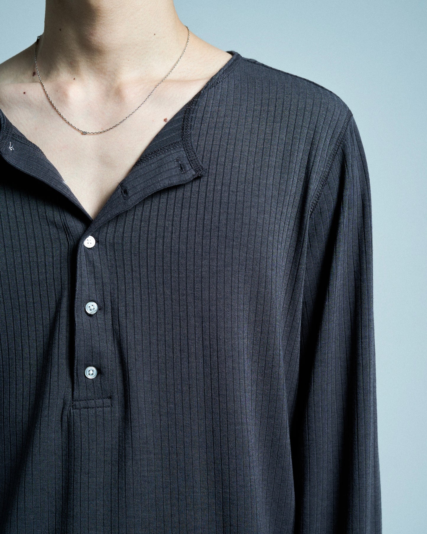 RIB HENLEY NECK L/S TEE