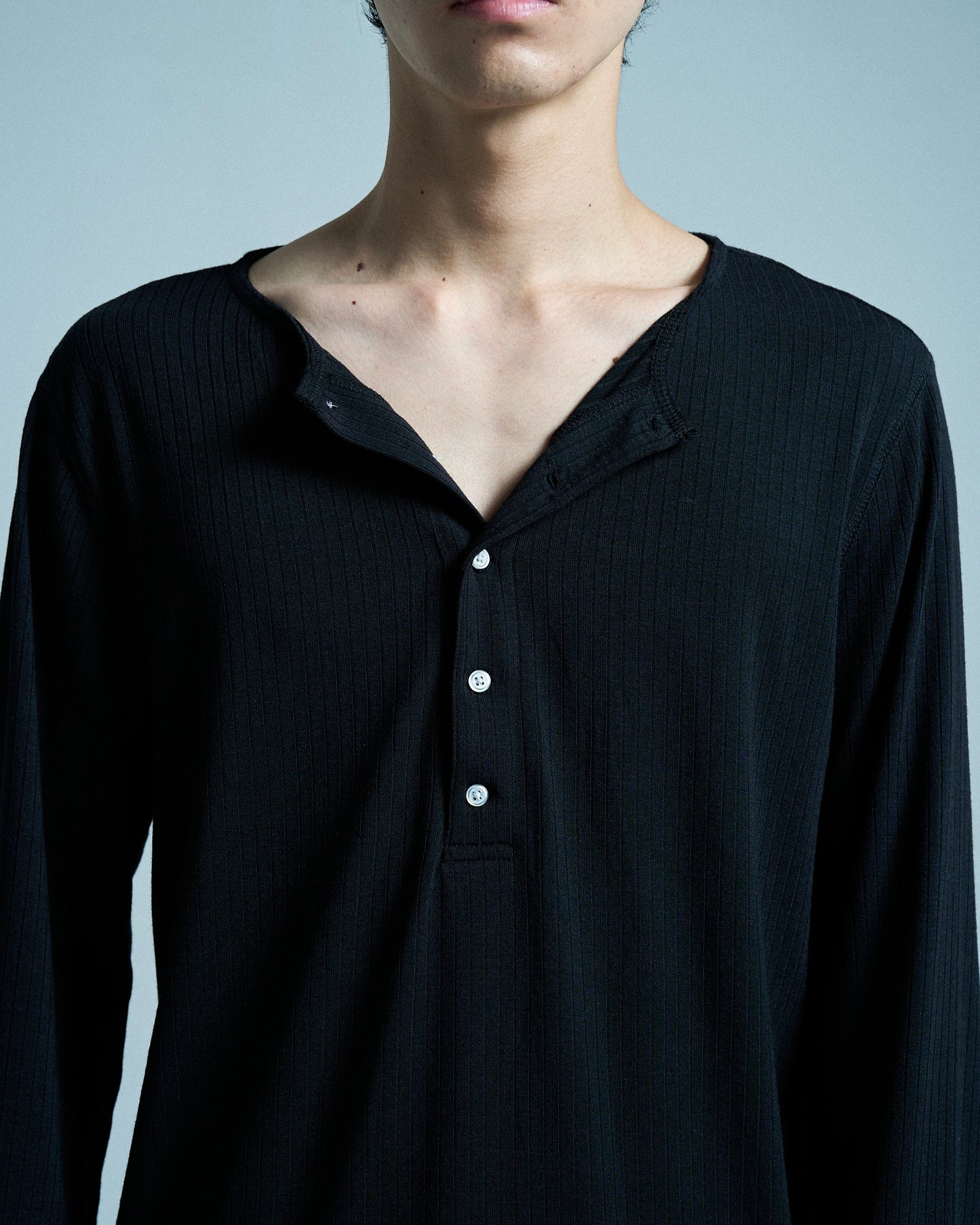 RIB HENLEY NECK L/S TEE