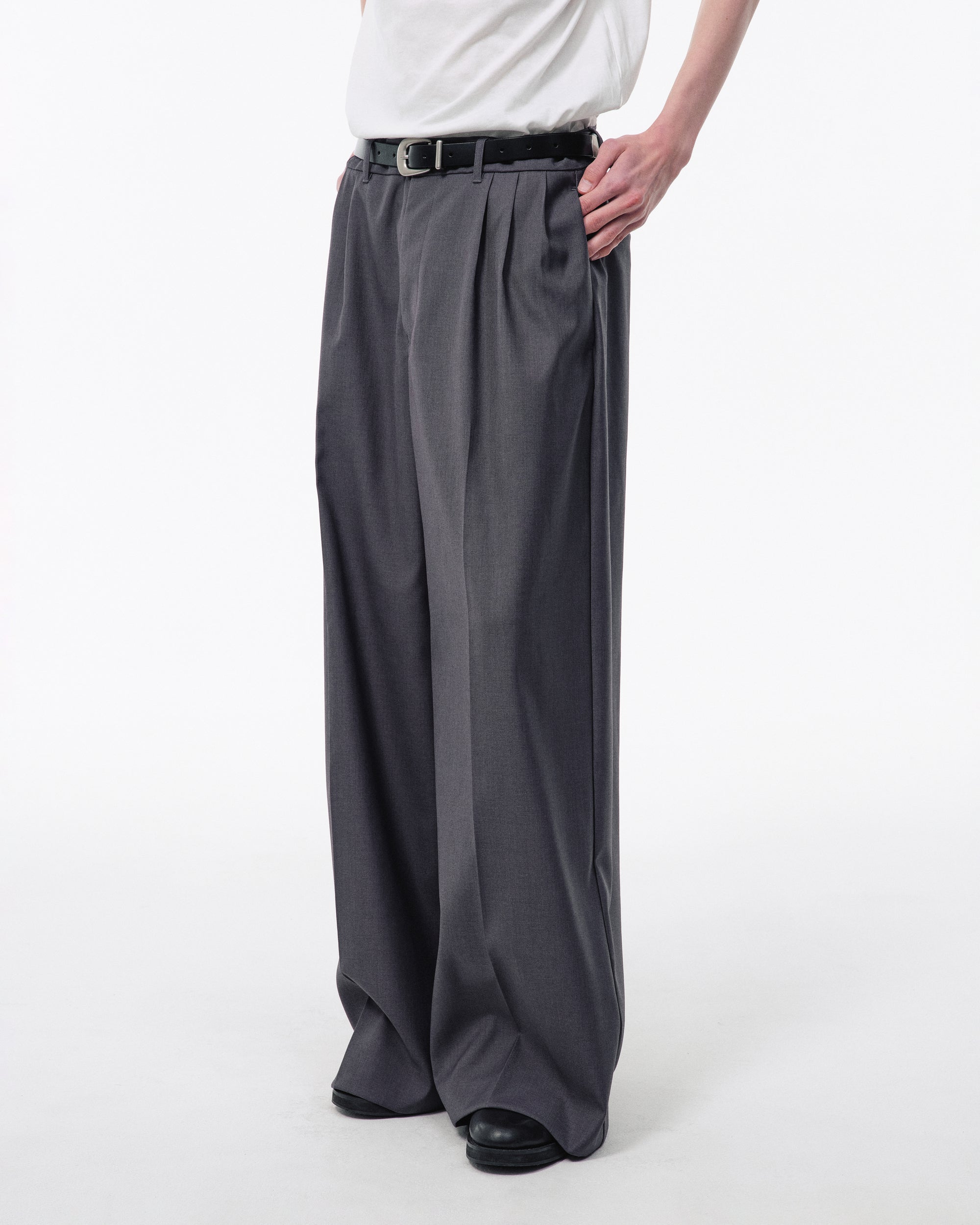 3 TUCK WIDE BAGGY SLACKS – CAMPHOR WOOD - OFFICIAL ONLINE STORE