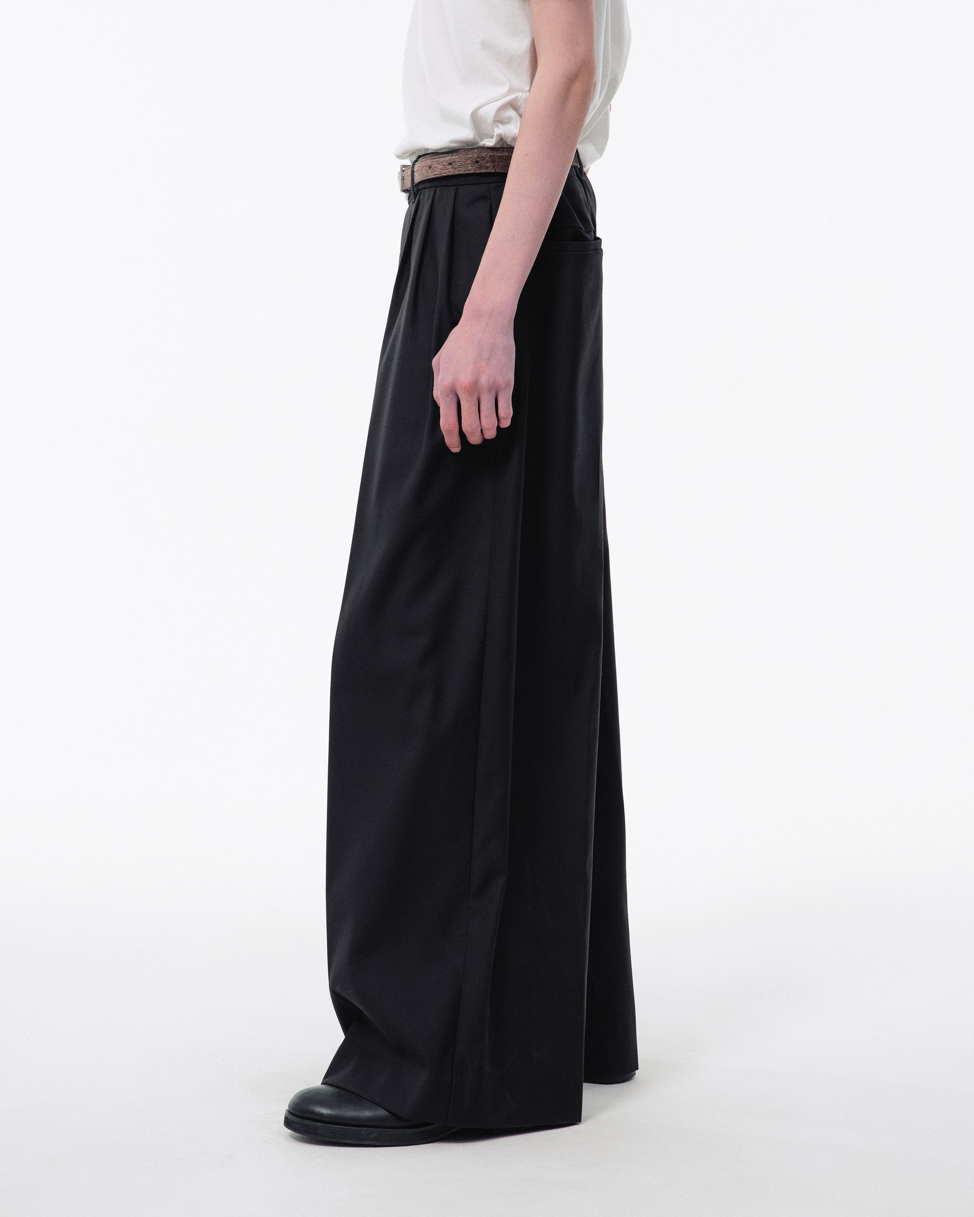 3 TUCK WIDE BAGGY SLACKS – CAMPHOR WOOD - OFFICIAL ONLINE STORE