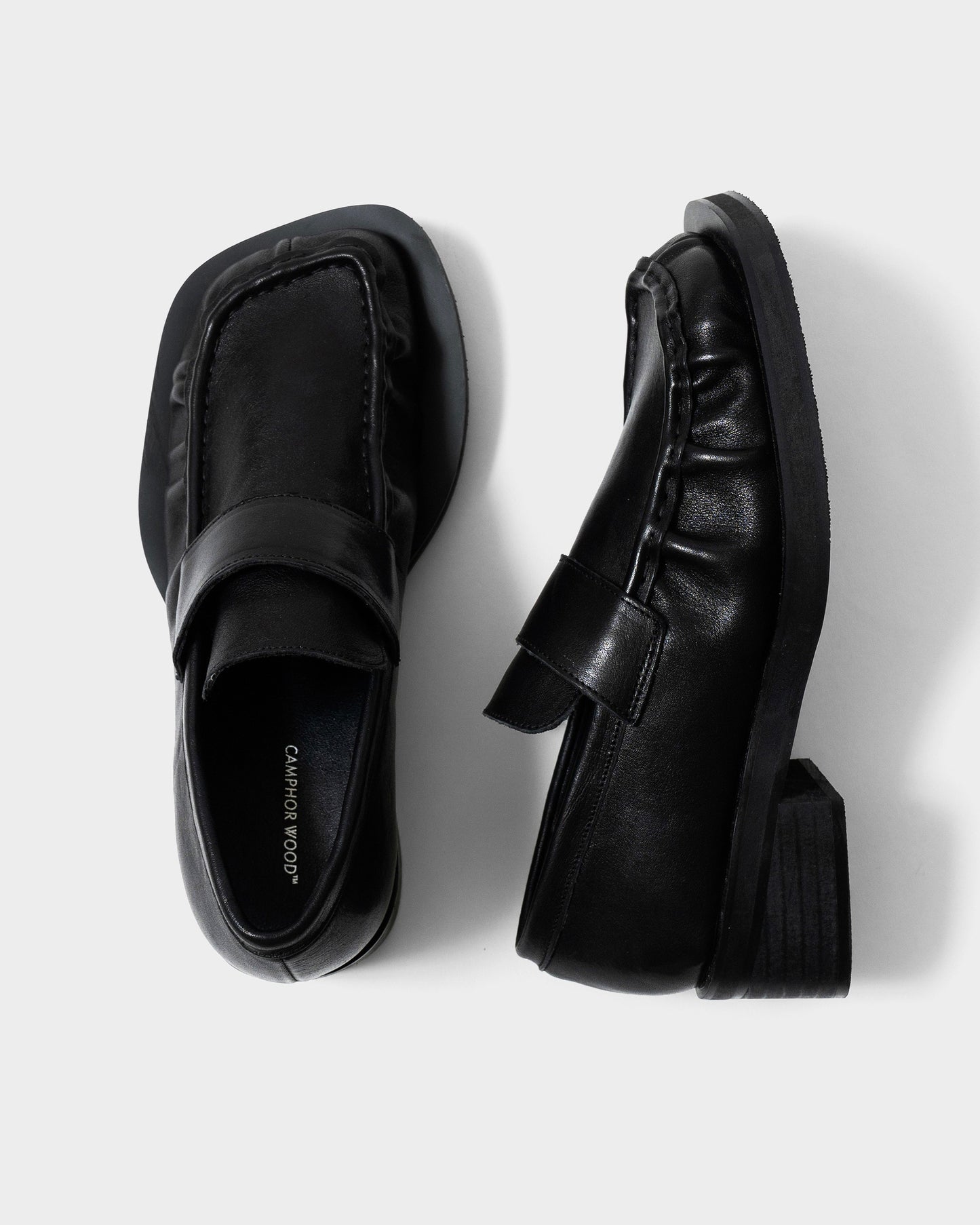 GATHERED COW LEATHER LOAFER