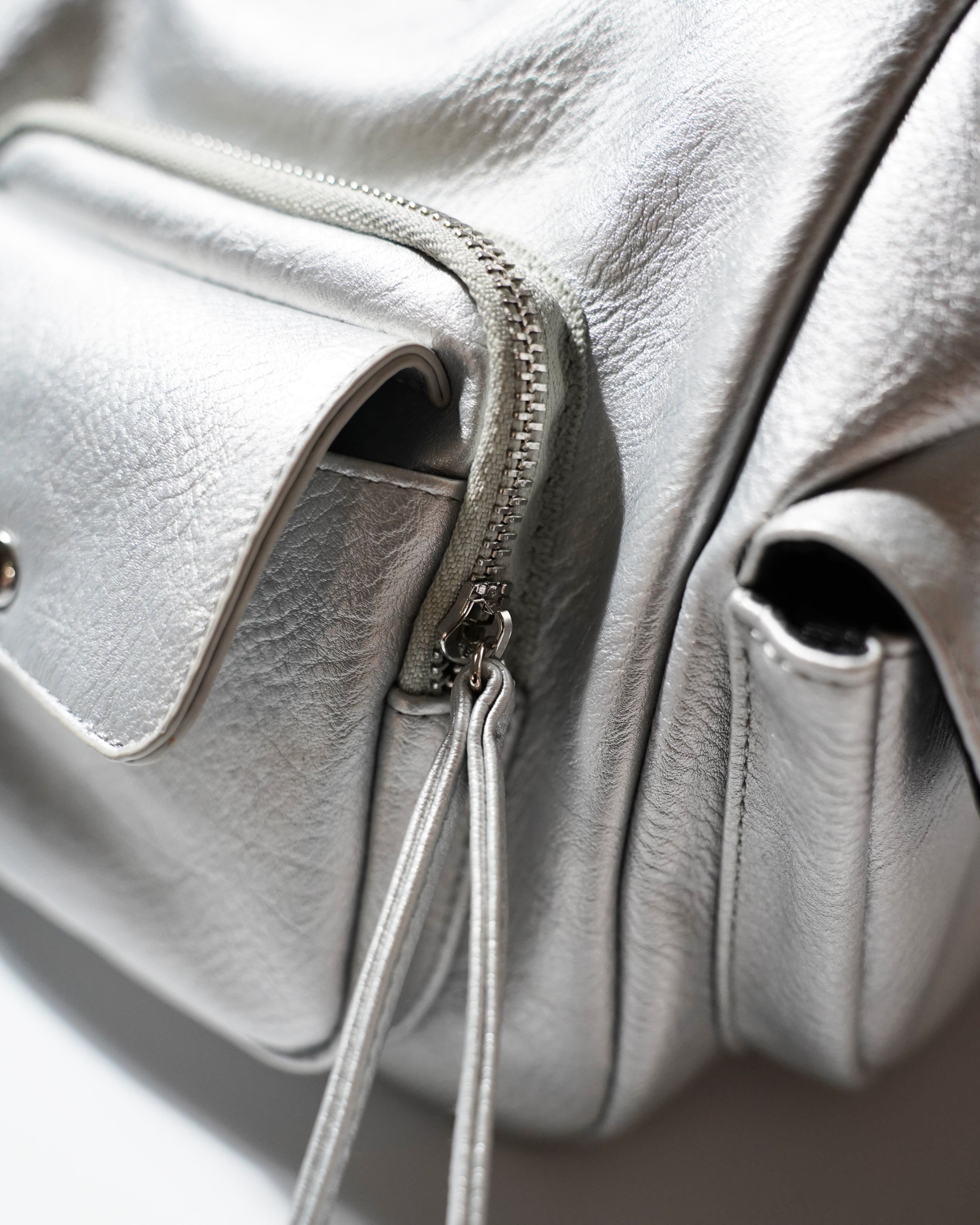 FAUX LEATHER MULTI POCKET SHOULDER BAG - SILVER – CAMPHOR WOOD